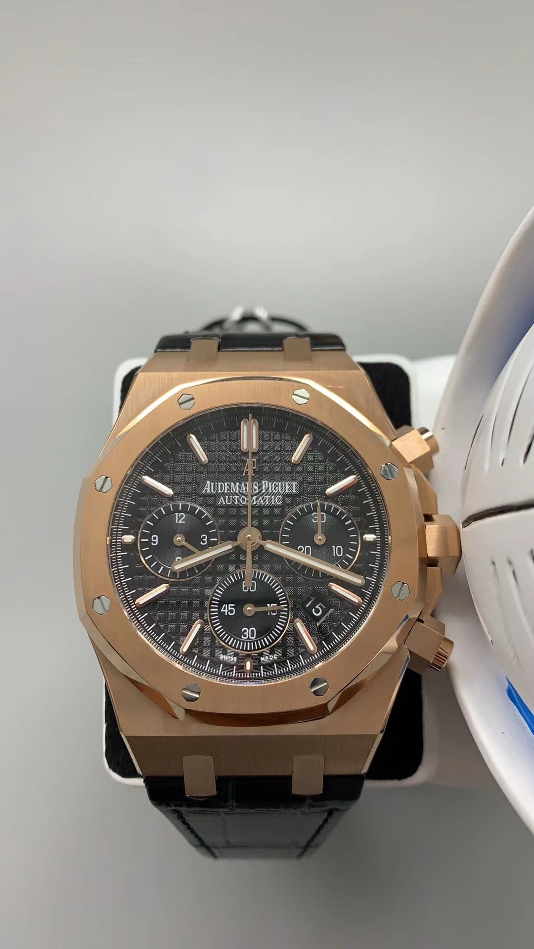 Audemars Piguet Royal Oak 26331 | 41MM | ตัวเรือนสแตนเลสสตีลเคลือบสีโรสโกลด์แบบ PVD | หน้าปัดสีดำ | สายหนัง | จับเวลา Chronograph | กลไกอัตโนมัติ Cal.2385
