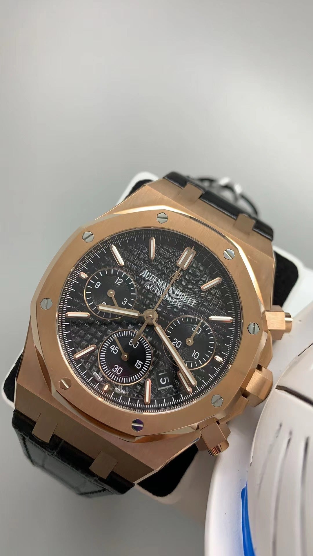 Audemars Piguet Royal Oak 26331 | 41MM | ตัวเรือนสแตนเลสสตีลเคลือบสีโรสโกลด์แบบ PVD | หน้าปัดสีดำ | สายหนัง | จับเวลา Chronograph | กลไกอัตโนมัติ Cal.2385