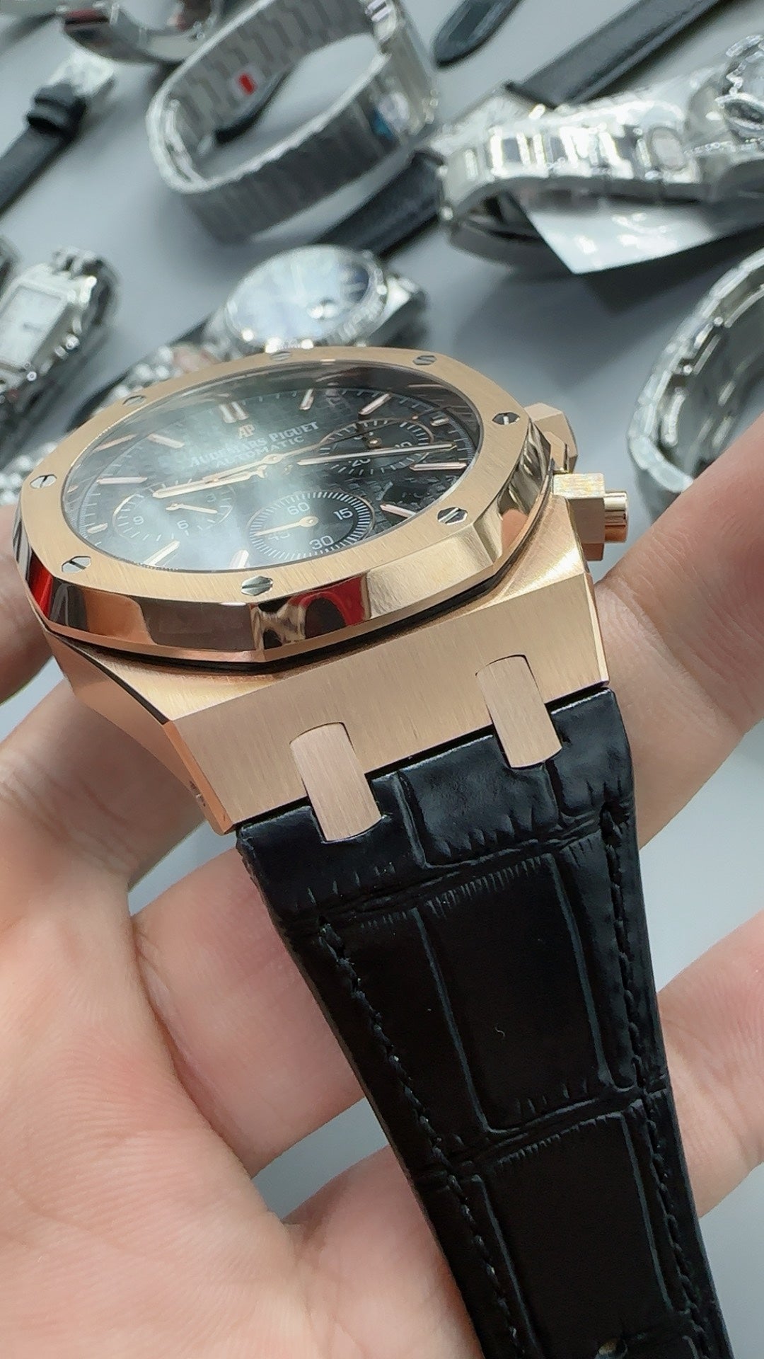 Audemars Piguet Royal Oak 26331 | 41MM | ตัวเรือนสแตนเลสสตีลเคลือบสีโรสโกลด์แบบ PVD | หน้าปัดสีดำ | สายหนัง | จับเวลา Chronograph | กลไกอัตโนมัติ Cal.2385