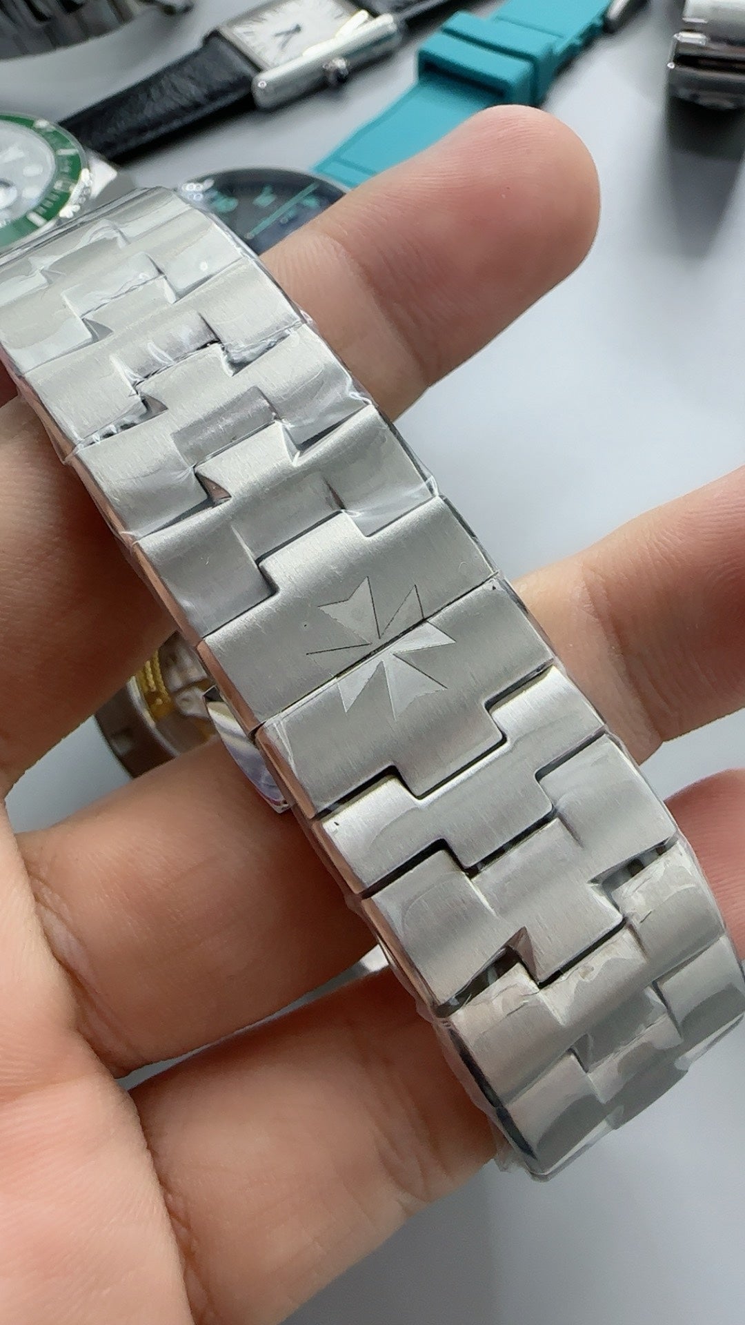 Vacheron Constantin Overseas Tourbillon 4500V | 42.5MM | ตัวเรือนสแตนเลสสตีล | ฟังก์ชันทูร์บิญอง | หน้าปัดสีน้ำเงิน | สายเหล็กสแตนเลส | กลไกอัตโนมัติ Cal.2160