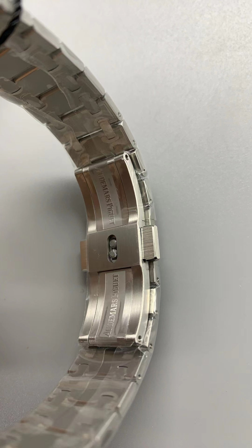 Audemars Piguet Royal Oak 15202ST | 39MM | ตัวเรือนสแตนเลสสตีล | หน้าปัดสีน้ำเงินไล่เฉด (Gradient Blue) | กลไกอัตโนมัติ Cal.2121