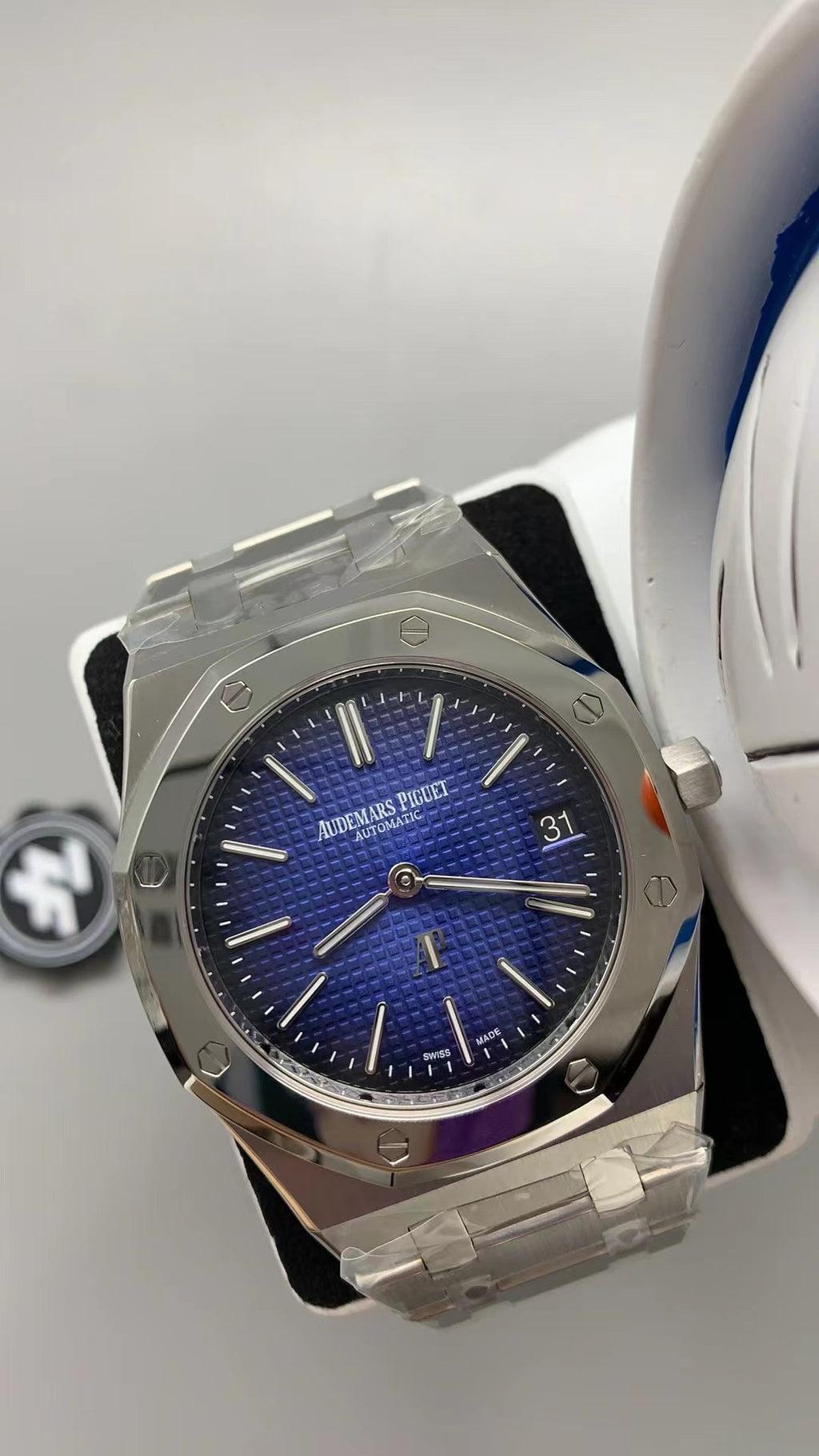 Audemars Piguet Royal Oak 15202ST | 39MM | ตัวเรือนสแตนเลสสตีล | หน้าปัดสีน้ำเงินไล่เฉด (Gradient Blue) | กลไกอัตโนมัติ Cal.2121