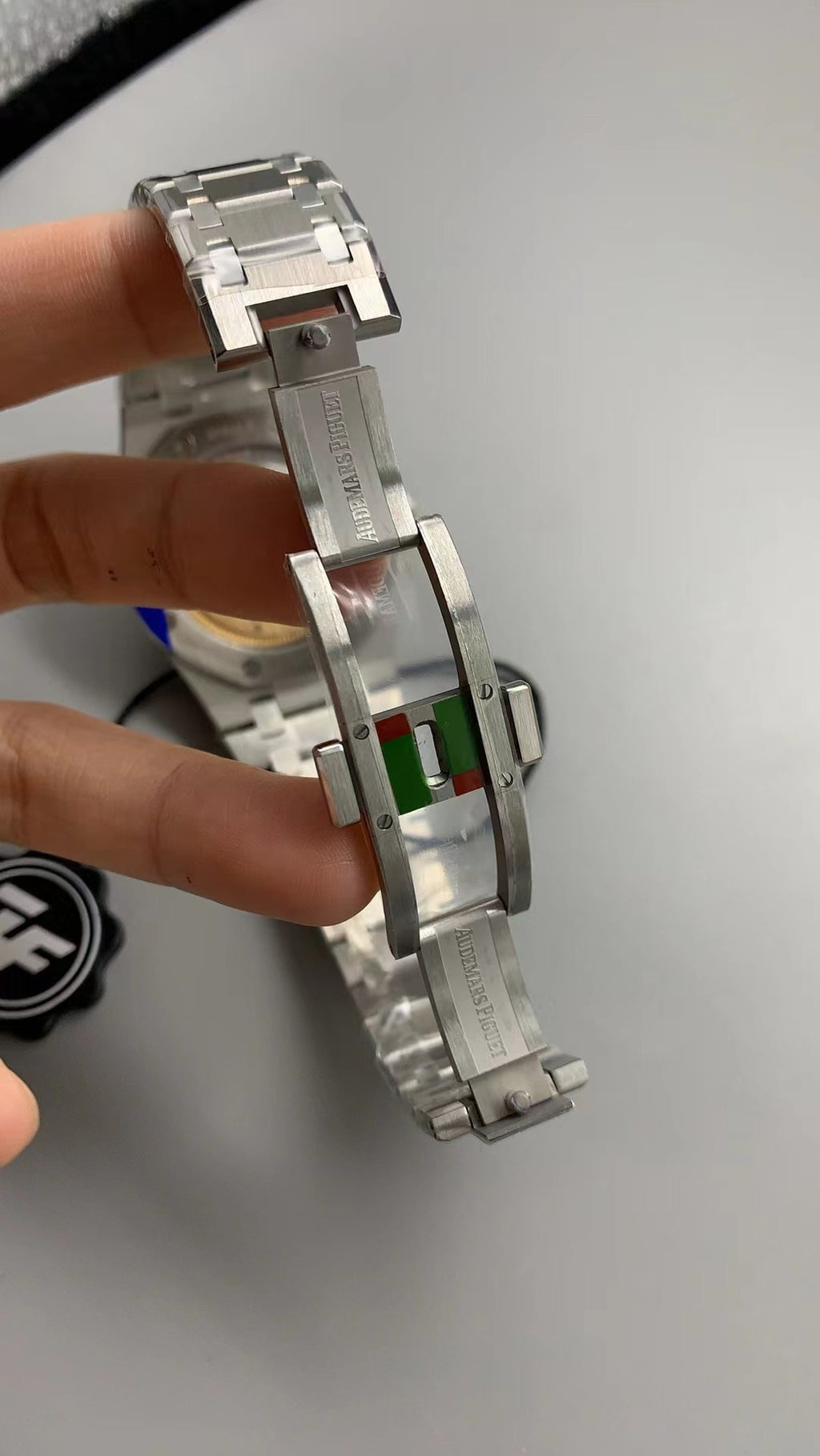 Audemars Piguet Royal Oak 15202ST | 39MM | ตัวเรือนสแตนเลสสตีล | หน้าปัดสีน้ำเงินไล่เฉด (Gradient Blue) | กลไกอัตโนมัติ Cal.2121