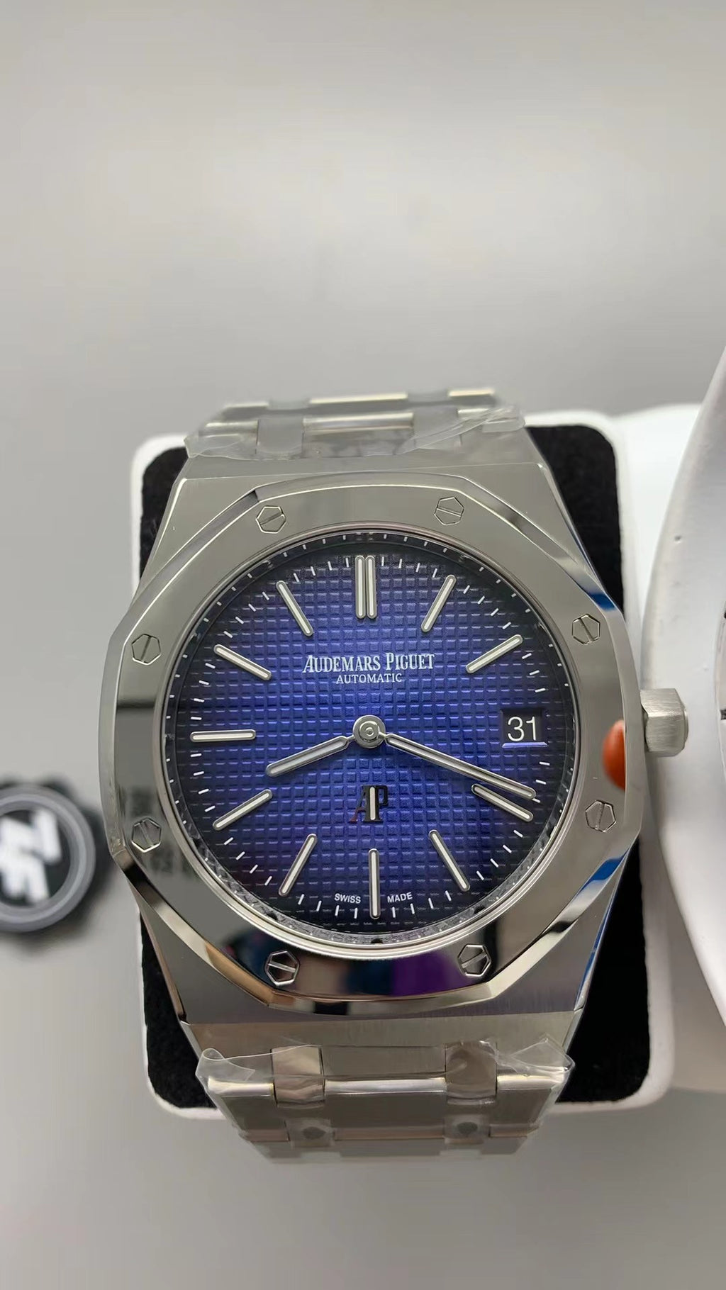 Audemars Piguet Royal Oak 15202ST | 39MM | ตัวเรือนสแตนเลสสตีล | หน้าปัดสีน้ำเงินไล่เฉด (Gradient Blue) | กลไกอัตโนมัติ Cal.2121