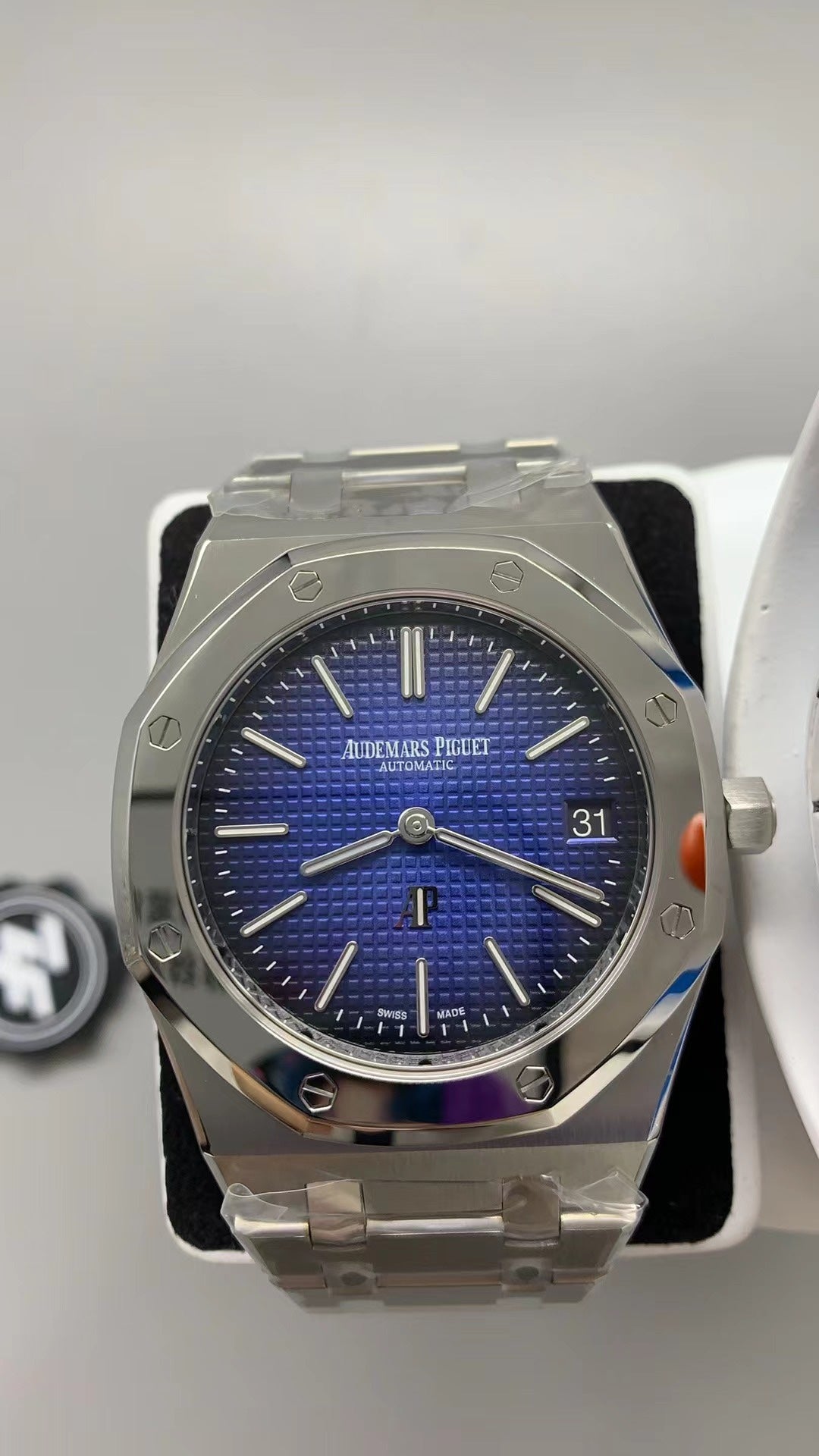 Audemars Piguet Royal Oak 15202ST | 39MM | ตัวเรือนสแตนเลสสตีล | หน้าปัดสีน้ำเงินไล่เฉด (Gradient Blue) | กลไกอัตโนมัติ Cal.2121