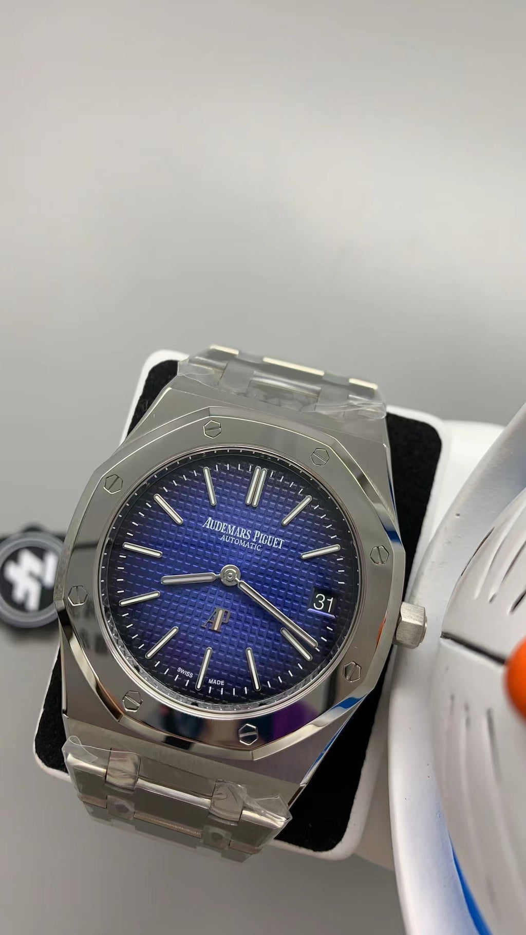 Audemars Piguet Royal Oak 15202ST | 39MM | ตัวเรือนสแตนเลสสตีล | หน้าปัดสีน้ำเงินไล่เฉด (Gradient Blue) | กลไกอัตโนมัติ Cal.2121