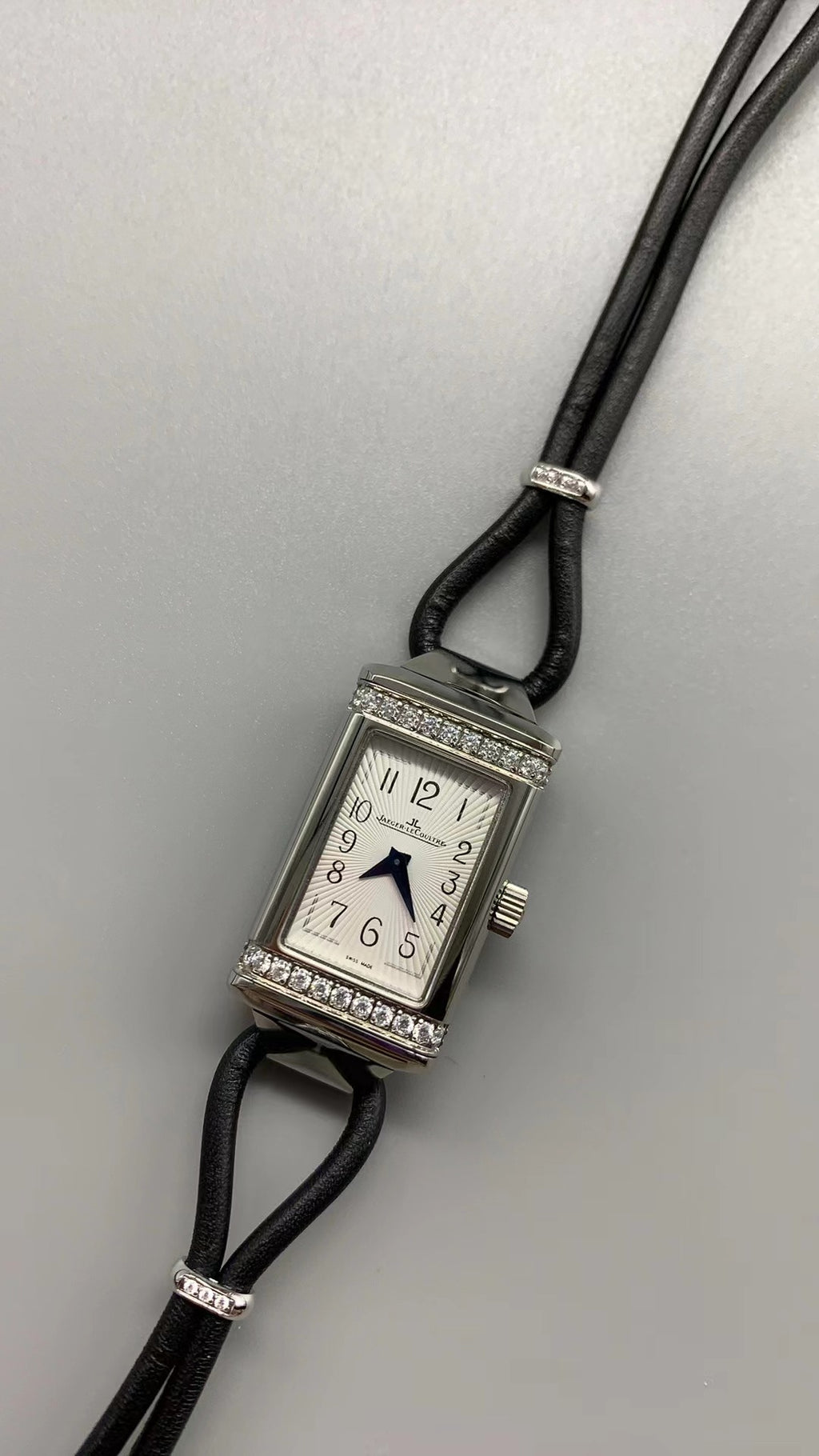 Jaeger-LeCoultre Reverso One Duetto Jewelry | 40×20MM | ตัวเรือนสแตนเลสสตีล | ขอบประดับเพชร | หน้าปัดสีเงิน | สายหนังเส้นเล็กสีดำ | กลไกไขลาน