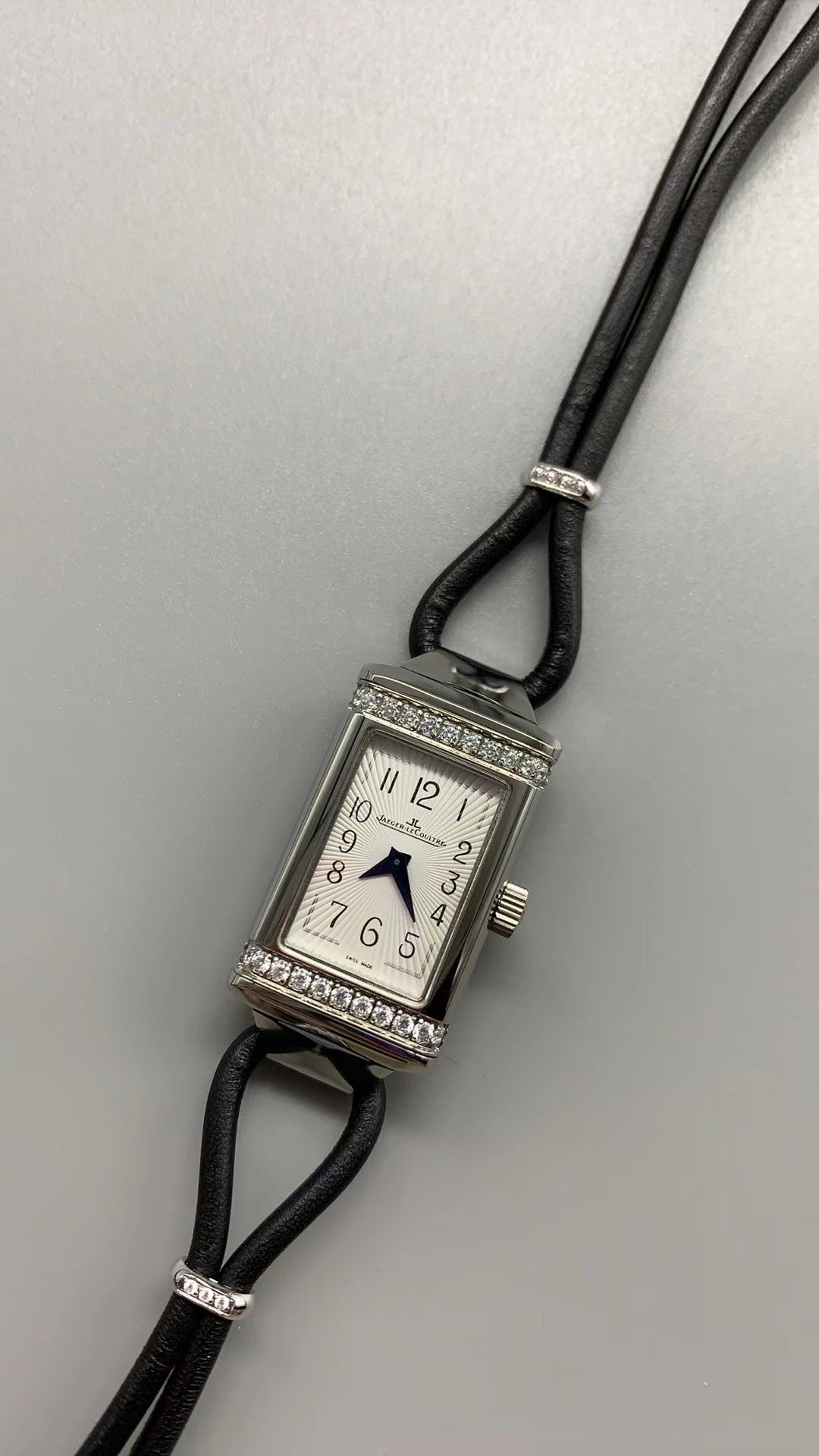 Jaeger-LeCoultre Reverso One Duetto Jewelry | 40×20MM | ตัวเรือนสแตนเลสสตีล | ขอบประดับเพชร | หน้าปัดสีเงิน | สายหนังเส้นเล็กสีดำ | กลไกไขลาน