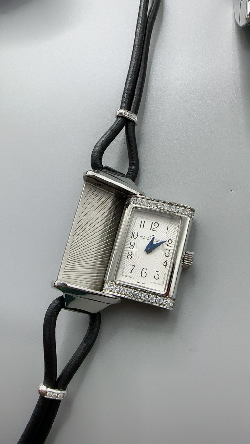 Jaeger-LeCoultre Reverso One Duetto Jewelry | 40×20MM | ตัวเรือนสแตนเลสสตีล | ขอบประดับเพชร | หน้าปัดสีเงิน | สายหนังเส้นเล็กสีดำ | กลไกไขลาน