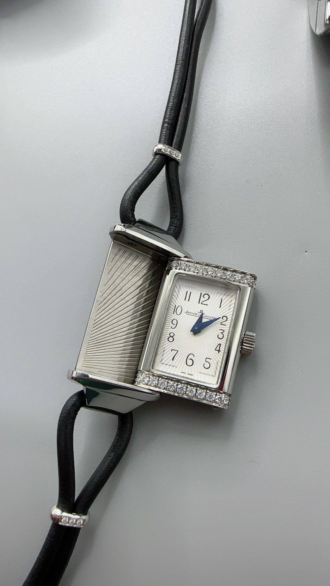 Jaeger-LeCoultre Reverso One Duetto Jewelry | 40×20MM | ตัวเรือนสแตนเลสสตีล | ขอบประดับเพชร | หน้าปัดสีเงิน | สายหนังเส้นเล็กสีดำ | กลไกไขลาน