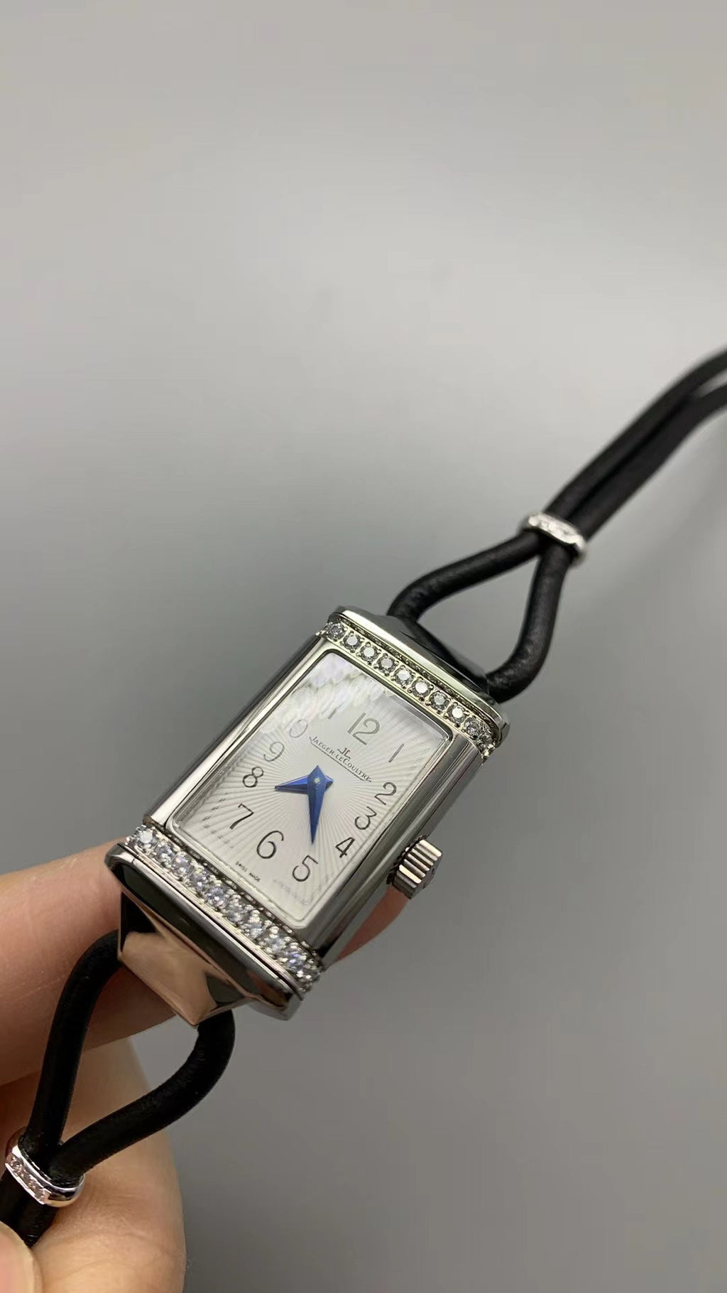 Jaeger-LeCoultre Reverso One Duetto Jewelry | 40×20MM | ตัวเรือนสแตนเลสสตีล | ขอบประดับเพชร | หน้าปัดสีเงิน | สายหนังเส้นเล็กสีดำ | กลไกไขลาน