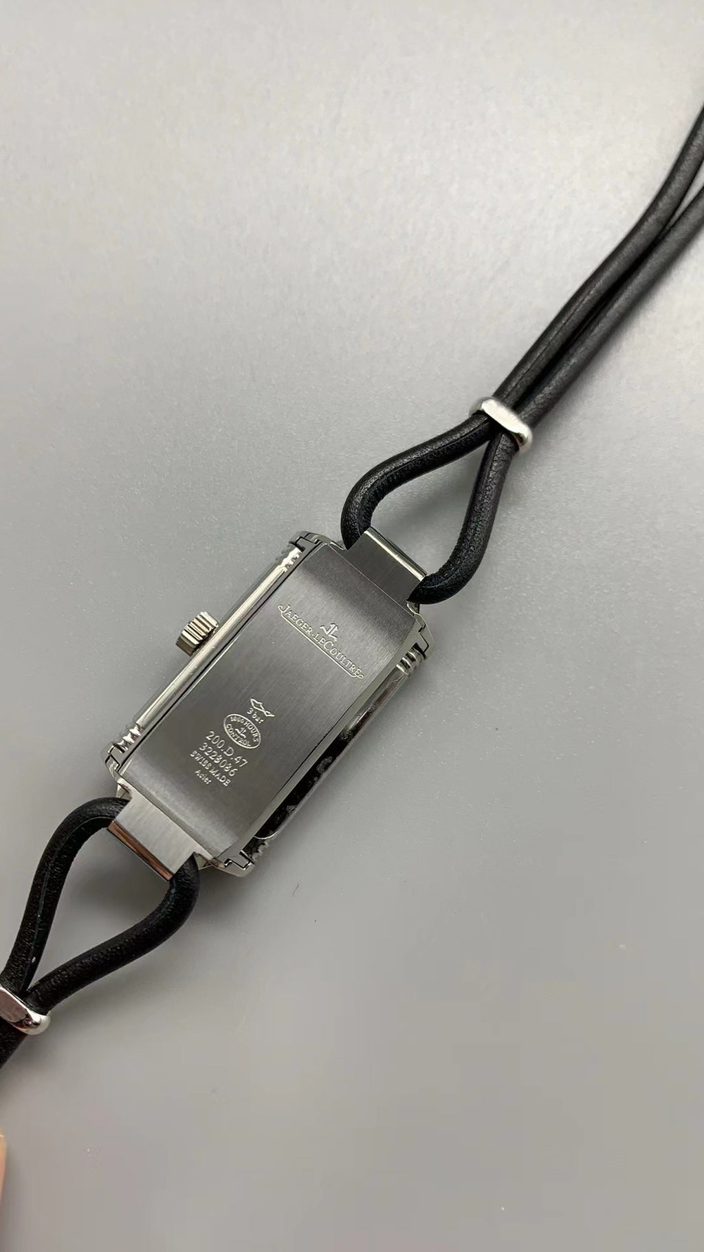 Jaeger-LeCoultre Reverso One Duetto Jewelry | 40×20MM | ตัวเรือนสแตนเลสสตีล | ขอบประดับเพชร | หน้าปัดสีเงิน | สายหนังเส้นเล็กสีดำ | กลไกไขลาน