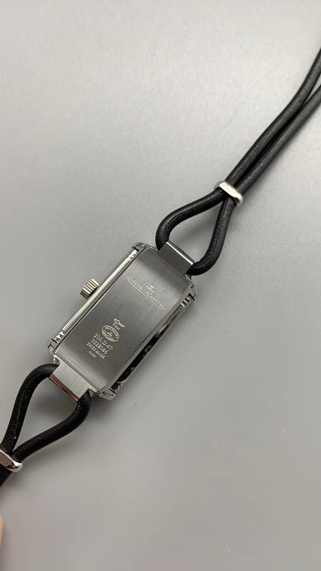 Jaeger-LeCoultre Reverso One Duetto Jewelry | 40×20MM | ตัวเรือนสแตนเลสสตีล | ขอบประดับเพชร | หน้าปัดสีเงิน | สายหนังเส้นเล็กสีดำ | กลไกไขลาน