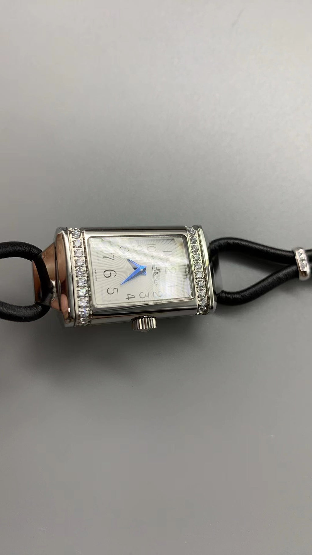 Jaeger-LeCoultre Reverso One Duetto Jewelry | 40×20MM | ตัวเรือนสแตนเลสสตีล | ขอบประดับเพชร | หน้าปัดสีเงิน | สายหนังเส้นเล็กสีดำ | กลไกไขลาน