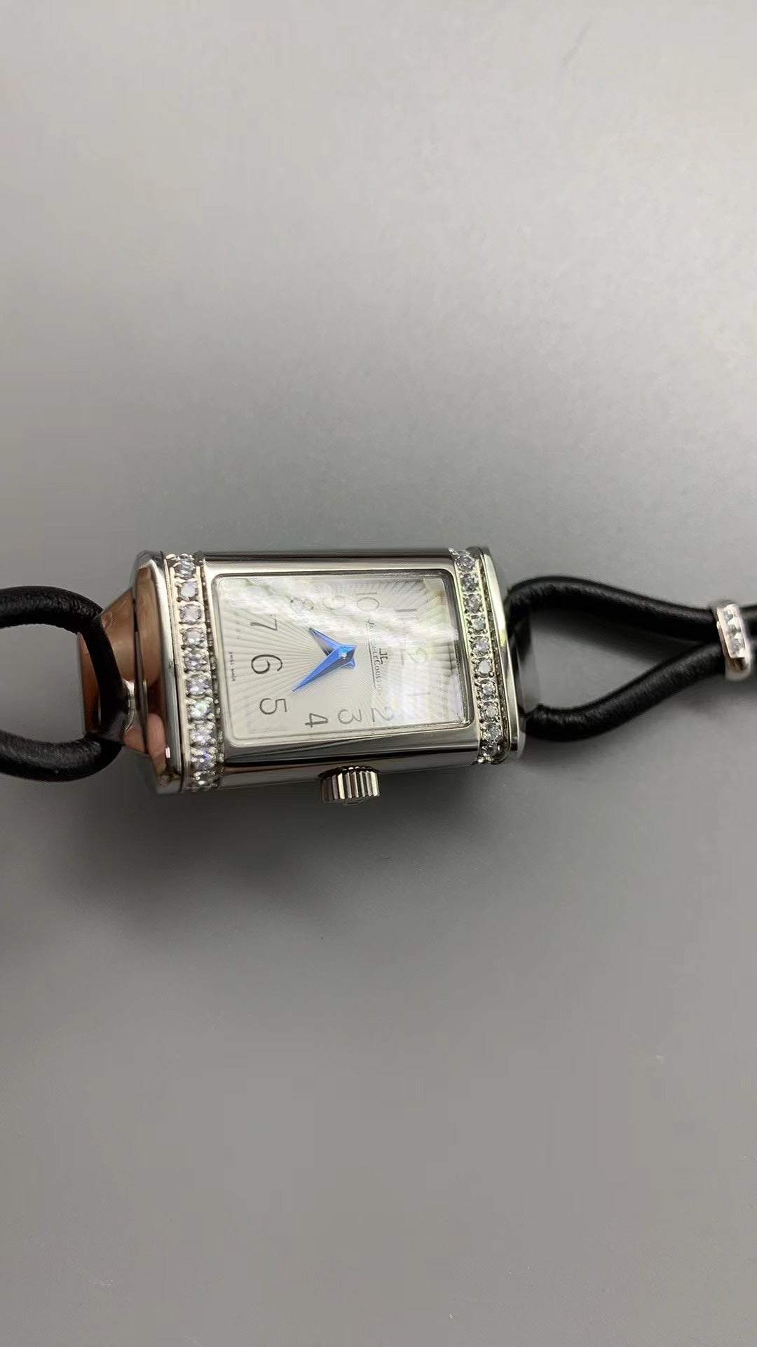 Jaeger-LeCoultre Reverso One Duetto Jewelry | 40×20MM | ตัวเรือนสแตนเลสสตีล | ขอบประดับเพชร | หน้าปัดสีเงิน | สายหนังเส้นเล็กสีดำ | กลไกไขลาน