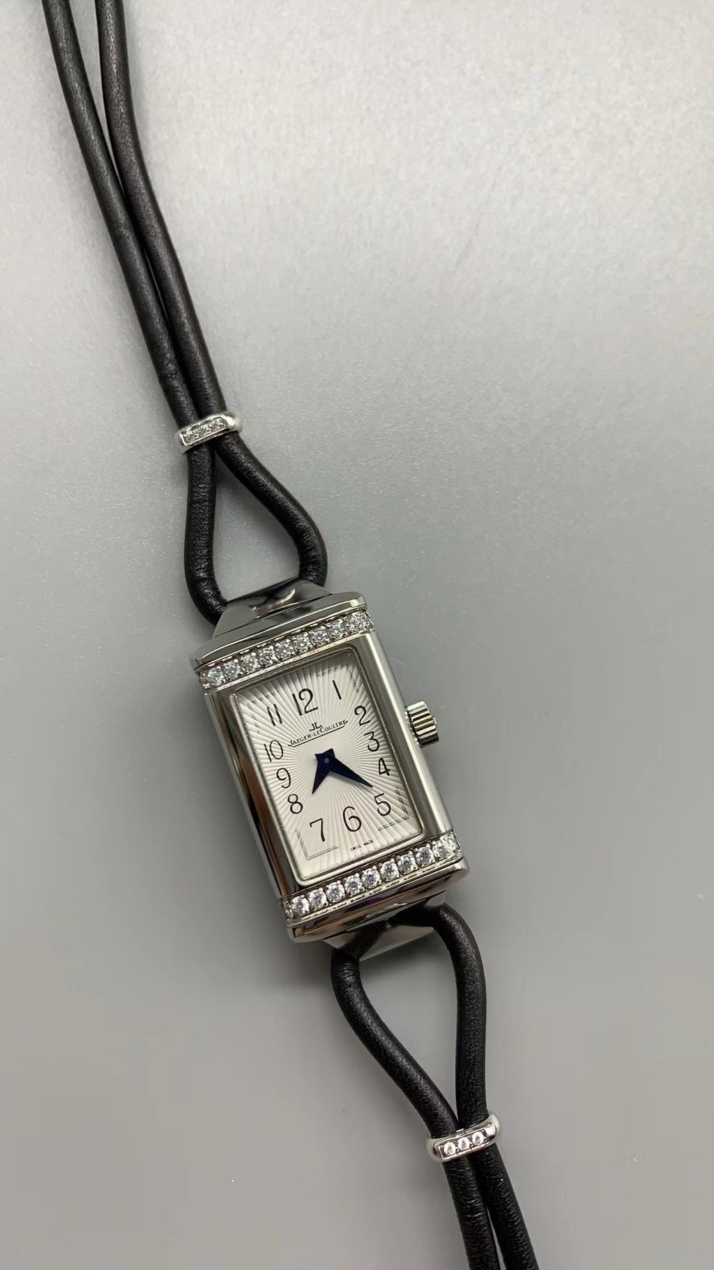 Jaeger-LeCoultre Reverso One Duetto Jewelry | 40×20MM | ตัวเรือนสแตนเลสสตีล | ขอบประดับเพชร | หน้าปัดสีเงิน | สายหนังเส้นเล็กสีดำ | กลไกไขลาน