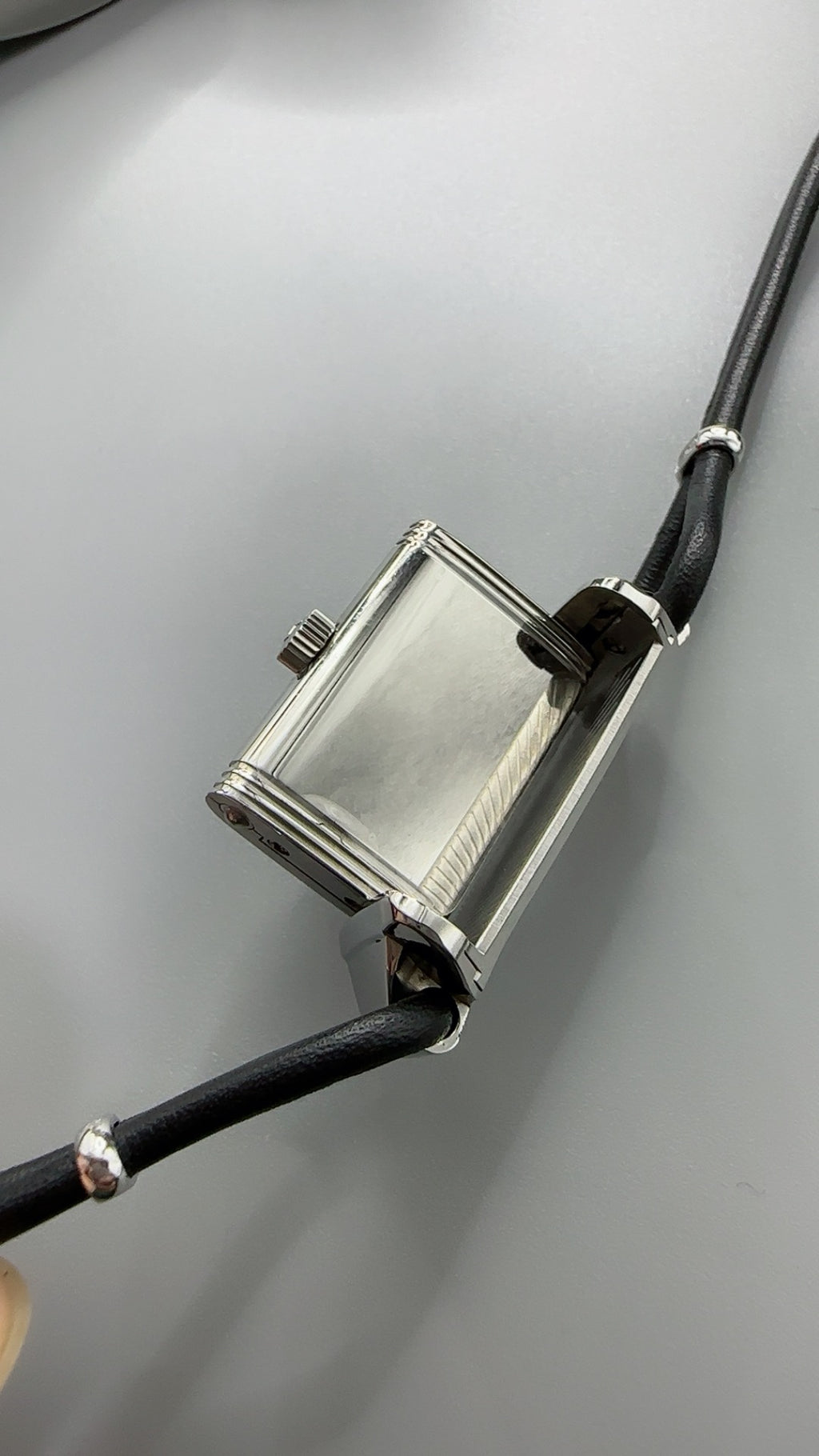 Jaeger-LeCoultre Reverso One Duetto Jewelry | 40×20MM | ตัวเรือนสแตนเลสสตีล | ขอบประดับเพชร | หน้าปัดสีเงิน | สายหนังเส้นเล็กสีดำ | กลไกไขลาน