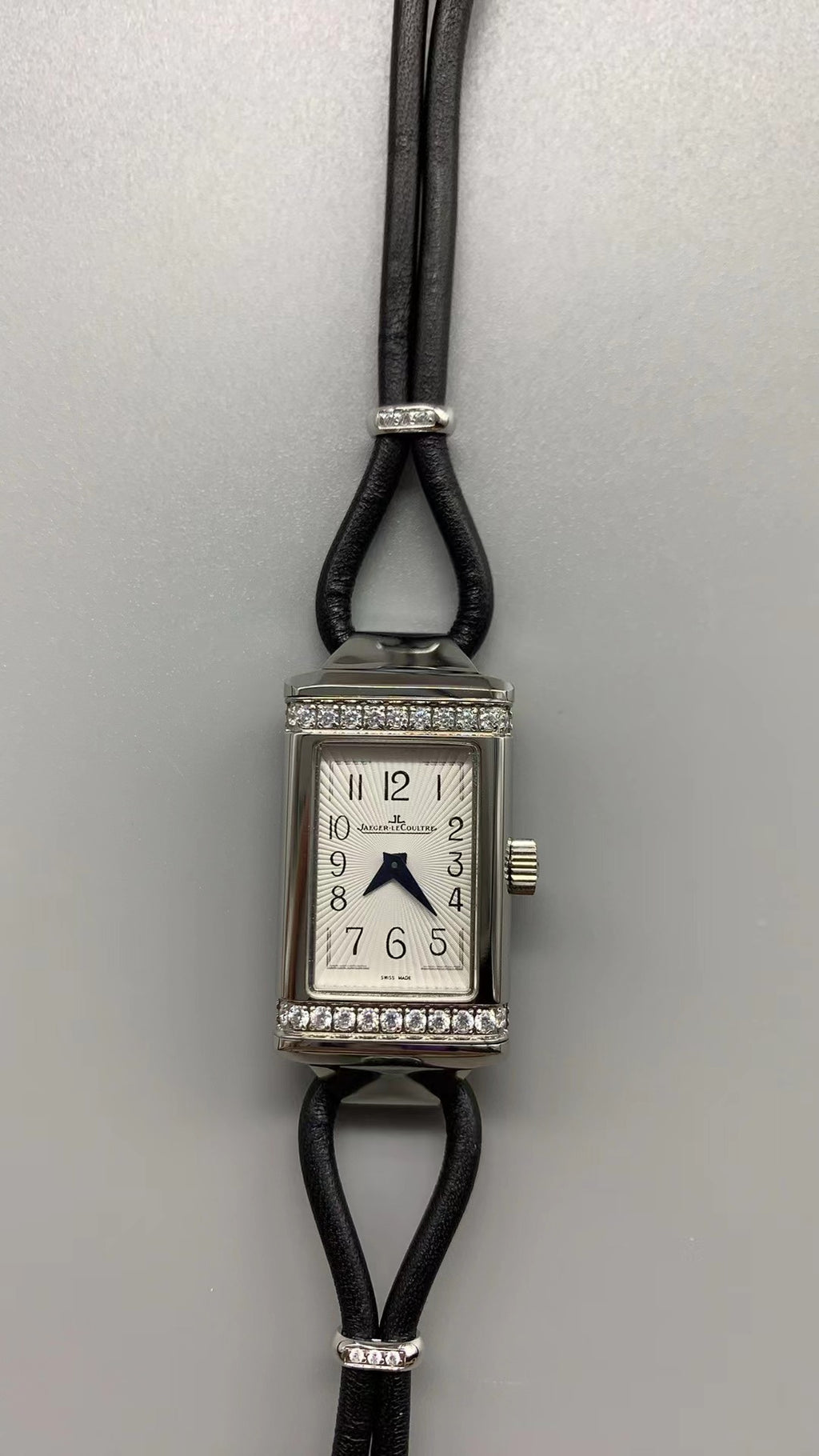 Jaeger-LeCoultre Reverso One Duetto Jewelry | 40×20MM | ตัวเรือนสแตนเลสสตีล | ขอบประดับเพชร | หน้าปัดสีเงิน | สายหนังเส้นเล็กสีดำ | กลไกไขลาน