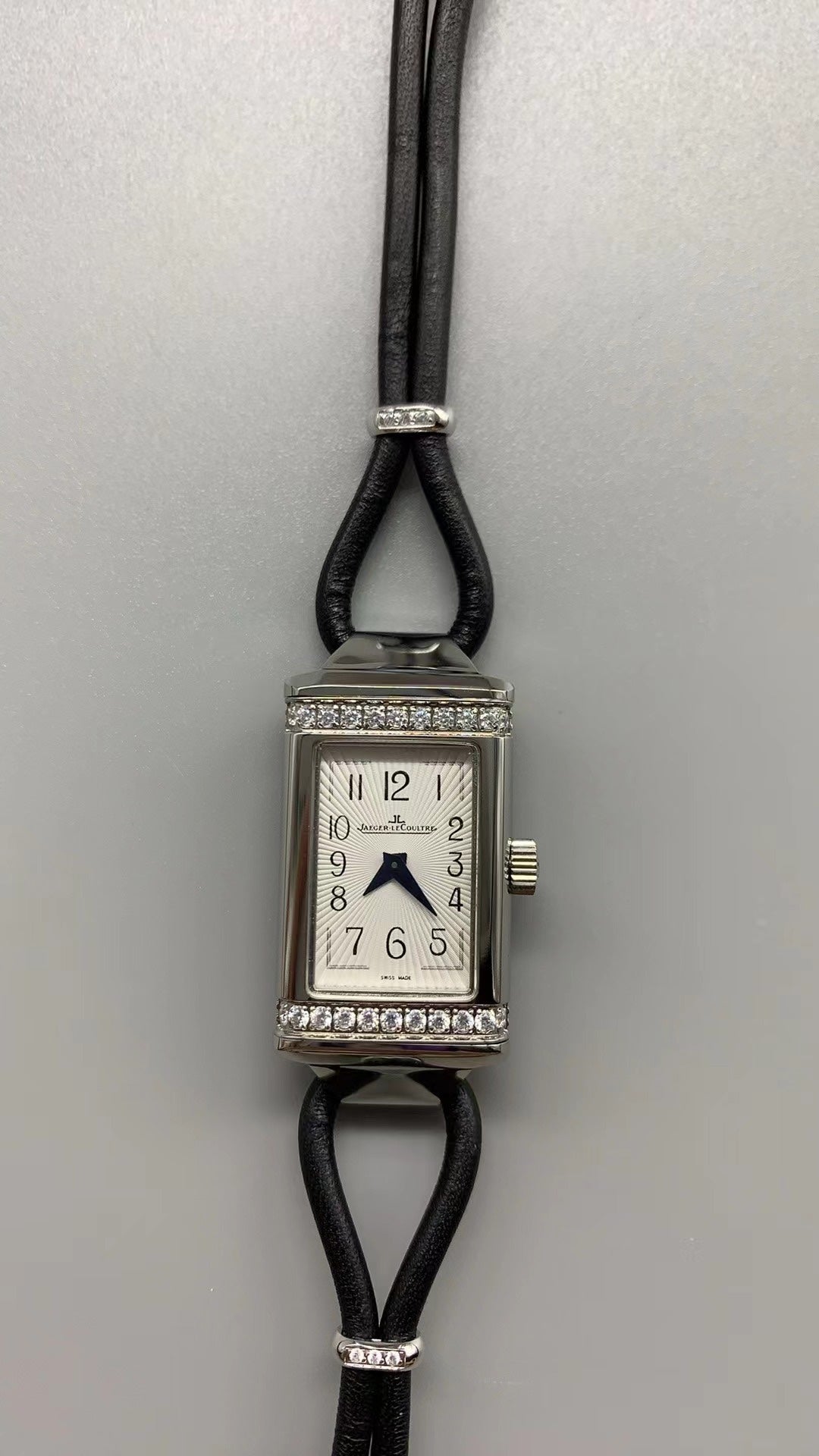 Jaeger-LeCoultre Reverso One Duetto Jewelry | 40×20MM | ตัวเรือนสแตนเลสสตีล | ขอบประดับเพชร | หน้าปัดสีเงิน | สายหนังเส้นเล็กสีดำ | กลไกไขลาน