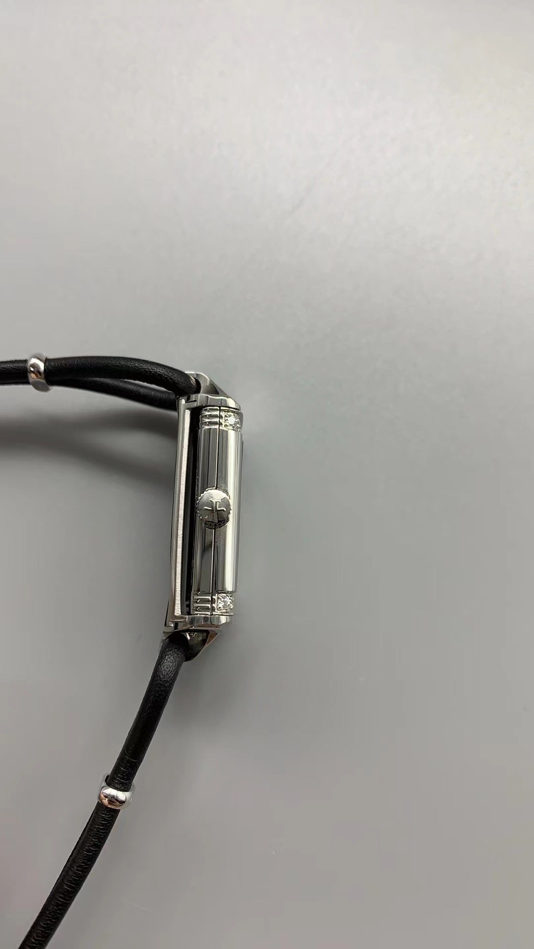 Jaeger-LeCoultre Reverso One Duetto Jewelry | 40×20MM | ตัวเรือนสแตนเลสสตีล | ขอบประดับเพชร | หน้าปัดสีเงิน | สายหนังเส้นเล็กสีดำ | กลไกไขลาน