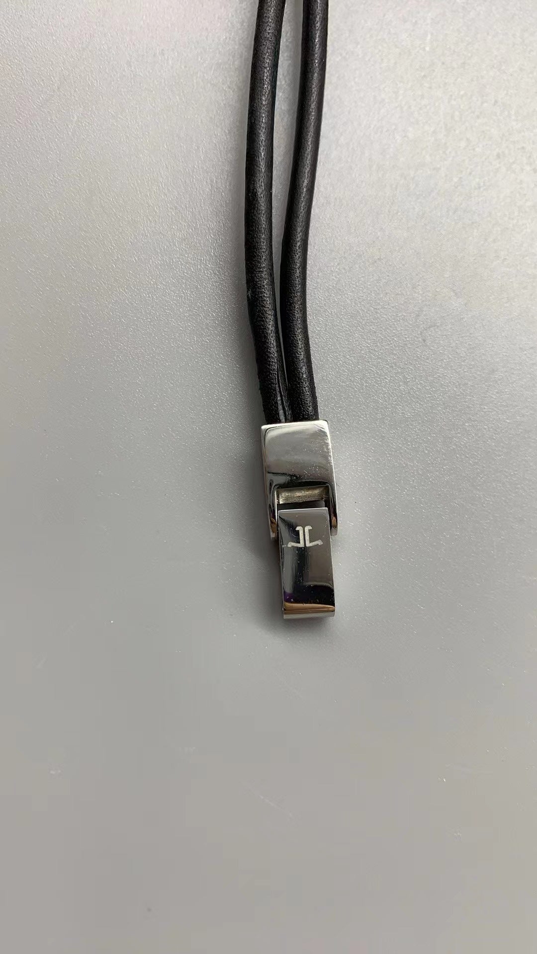 Jaeger-LeCoultre Reverso One Duetto Jewelry | 40×20MM | ตัวเรือนสแตนเลสสตีล | ขอบประดับเพชร | หน้าปัดสีเงิน | สายหนังเส้นเล็กสีดำ | กลไกไขลาน