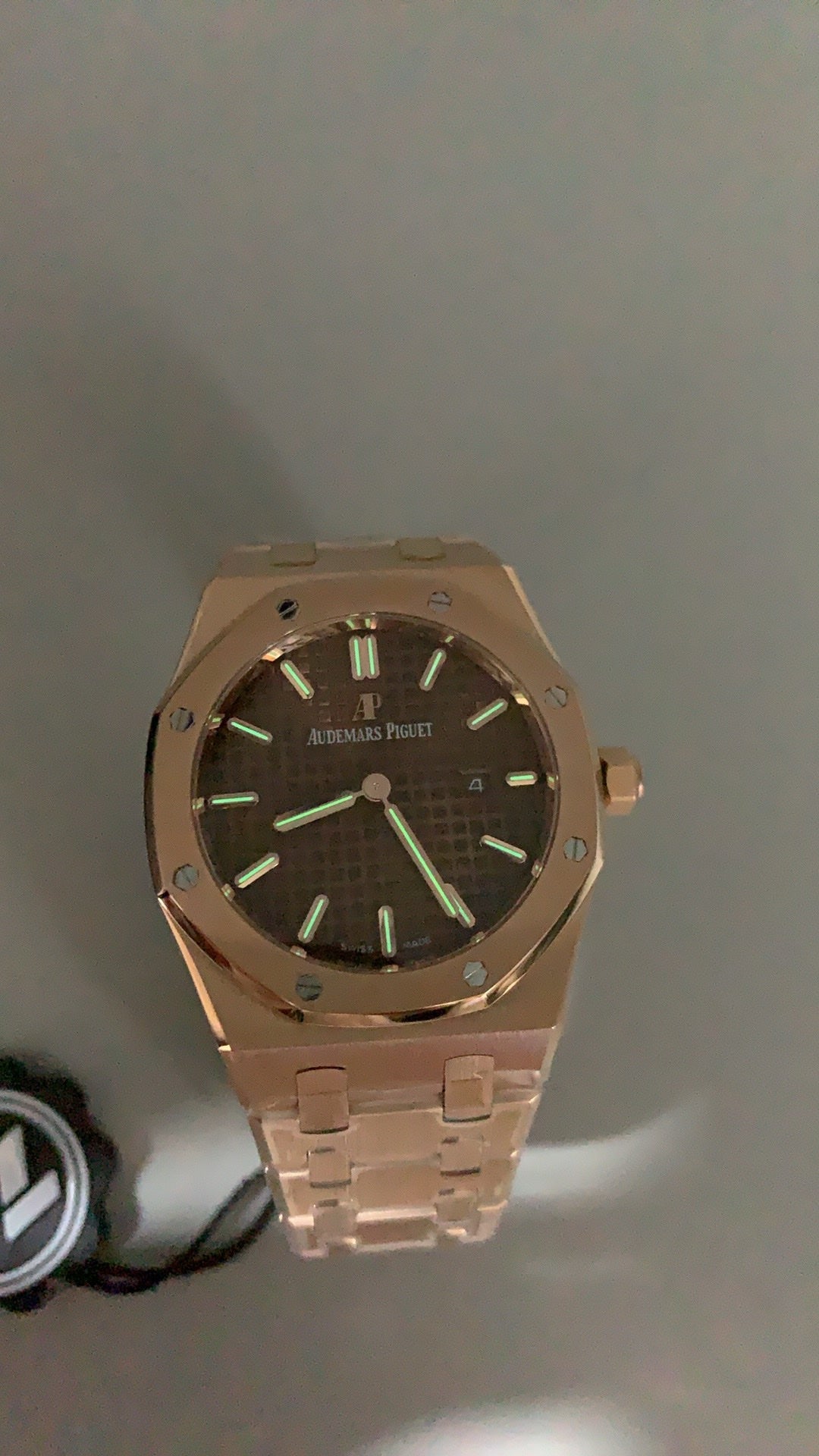 Audemars Piguet Royal Oak 33MM | ระบบควอทซ์ (Quartz) | ตัวเรือนสแตนเลสสตีลเคลือบสีโรสโกลด์แบบ PVD | หน้าปัดสีน้ำตาล (Coffee) | สไตล์หรูหราสำหรับสุภาพสตรี