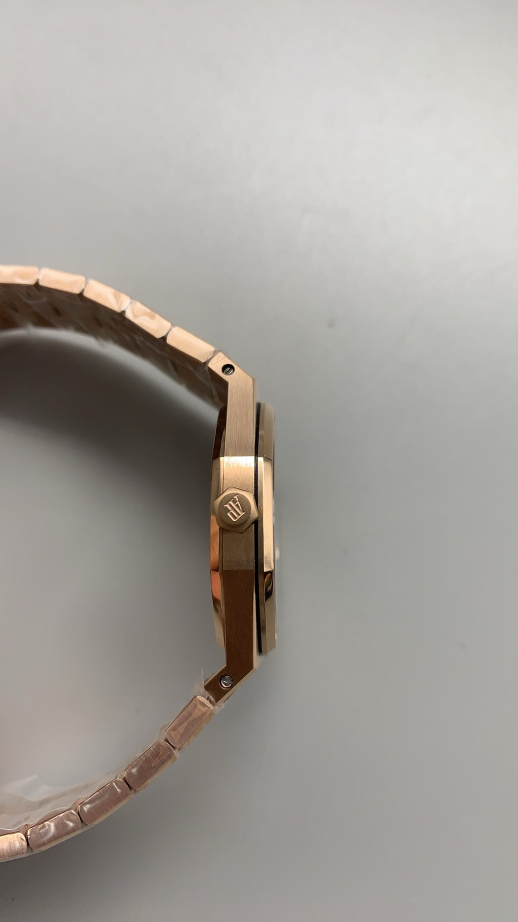 Audemars Piguet Royal Oak 33MM | ระบบควอทซ์ (Quartz) | ตัวเรือนสแตนเลสสตีลเคลือบสีโรสโกลด์แบบ PVD | หน้าปัดสีน้ำตาล (Coffee) | สไตล์หรูหราสำหรับสุภาพสตรี