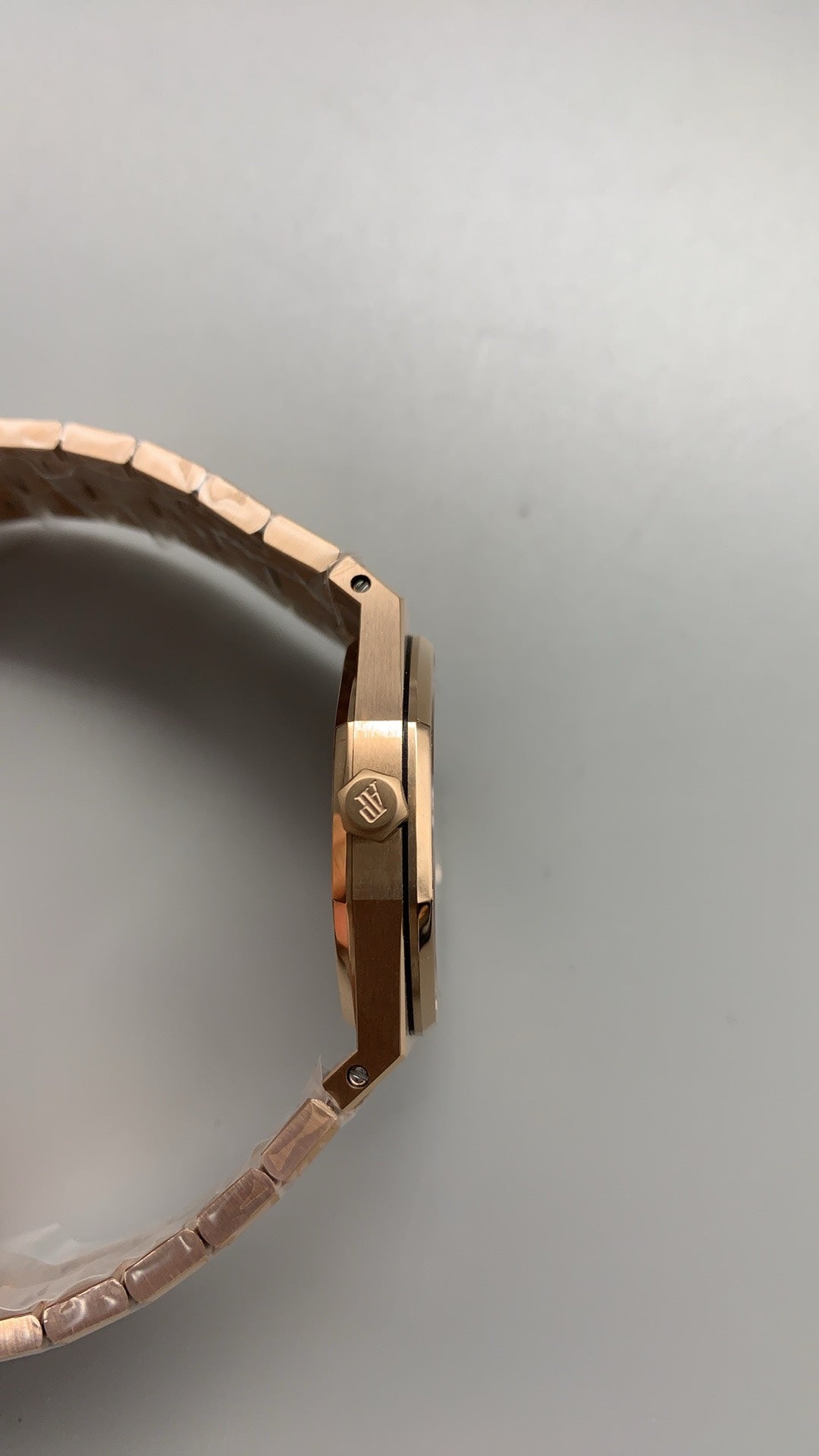 Audemars Piguet Royal Oak 33MM | ระบบควอทซ์ (Quartz) | ตัวเรือนสแตนเลสสตีลเคลือบสีโรสโกลด์แบบ PVD | หน้าปัดสีน้ำตาล (Coffee) | สไตล์หรูหราสำหรับสุภาพสตรี