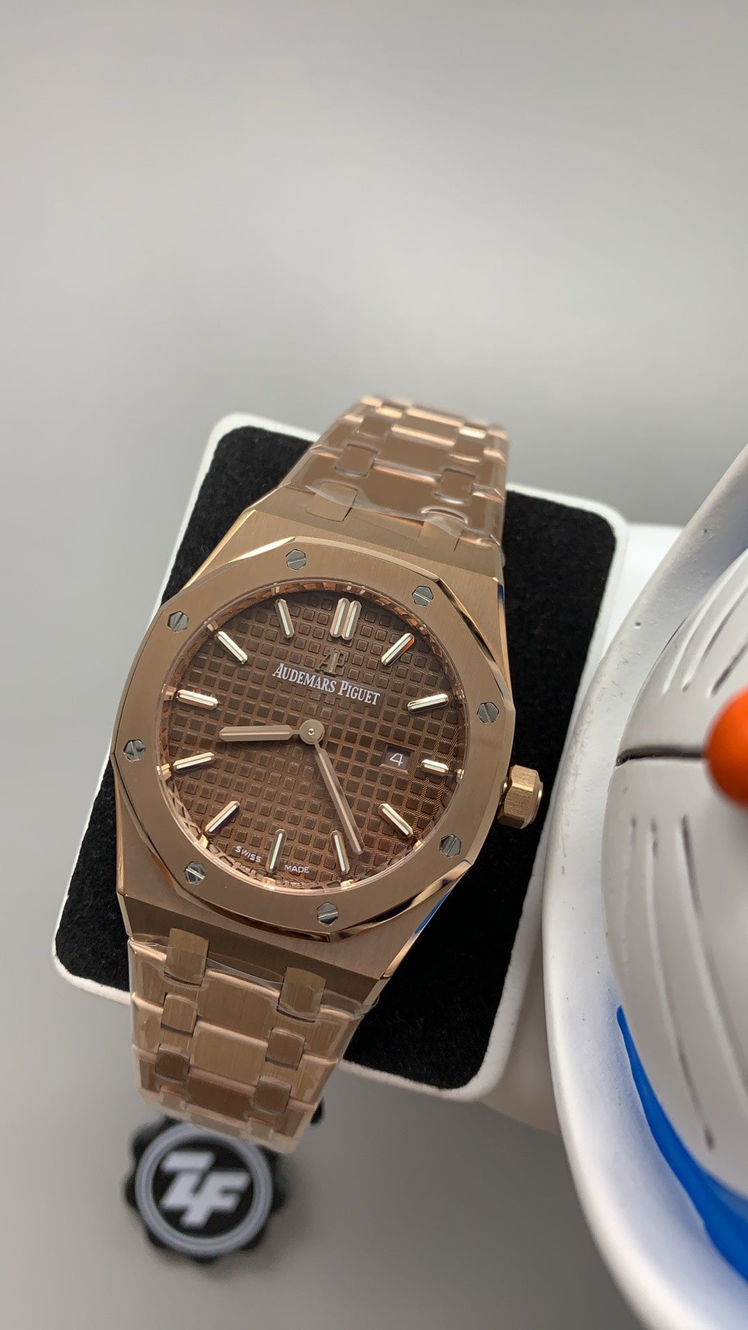 Audemars Piguet Royal Oak 33MM | ระบบควอทซ์ (Quartz) | ตัวเรือนสแตนเลสสตีลเคลือบสีโรสโกลด์แบบ PVD | หน้าปัดสีน้ำตาล (Coffee) | สไตล์หรูหราสำหรับสุภาพสตรี