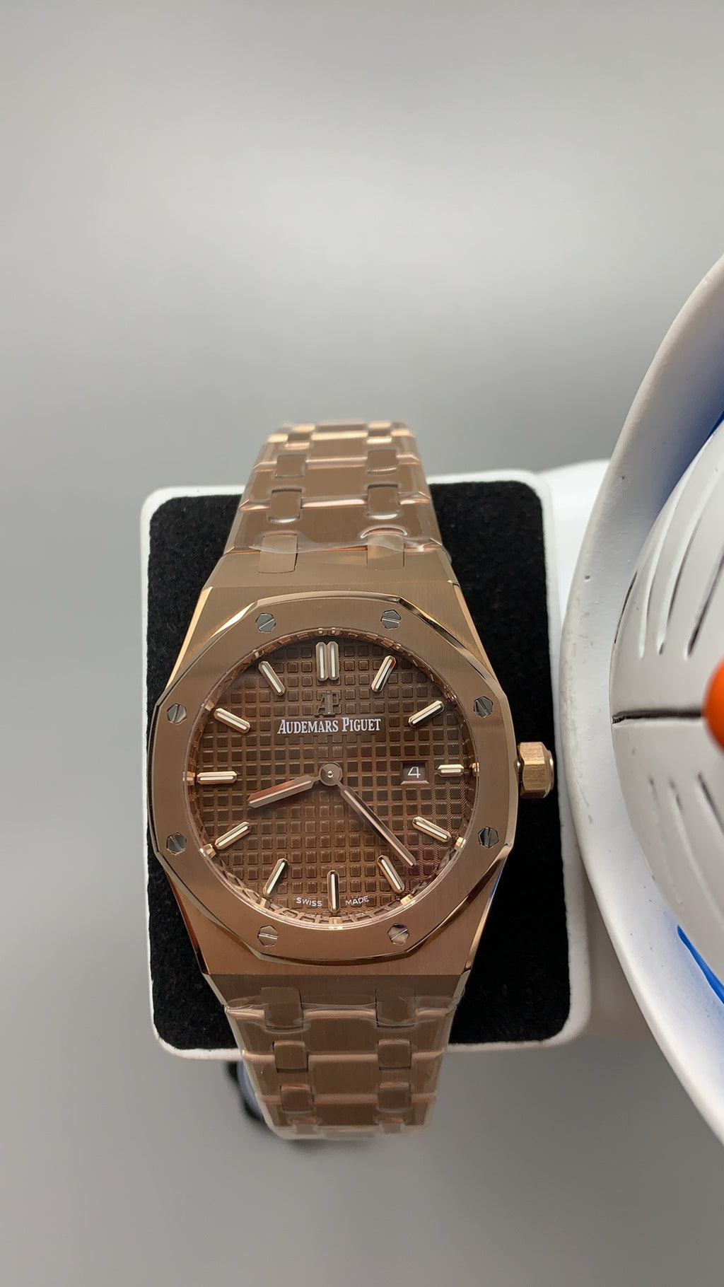 Audemars Piguet Royal Oak 33MM | ระบบควอทซ์ (Quartz) | ตัวเรือนสแตนเลสสตีลเคลือบสีโรสโกลด์แบบ PVD | หน้าปัดสีน้ำตาล (Coffee) | สไตล์หรูหราสำหรับสุภาพสตรี
