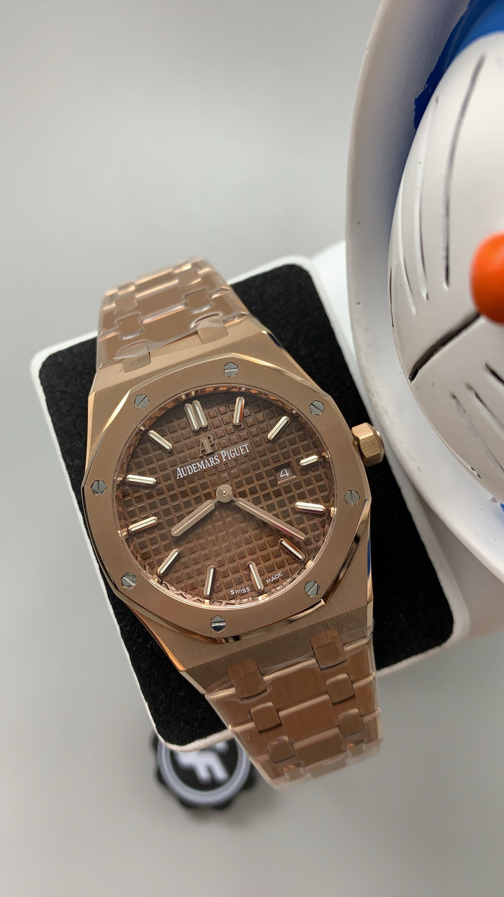 Audemars Piguet Royal Oak 33MM | ระบบควอทซ์ (Quartz) | ตัวเรือนสแตนเลสสตีลเคลือบสีโรสโกลด์แบบ PVD | หน้าปัดสีน้ำตาล (Coffee) | สไตล์หรูหราสำหรับสุภาพสตรี