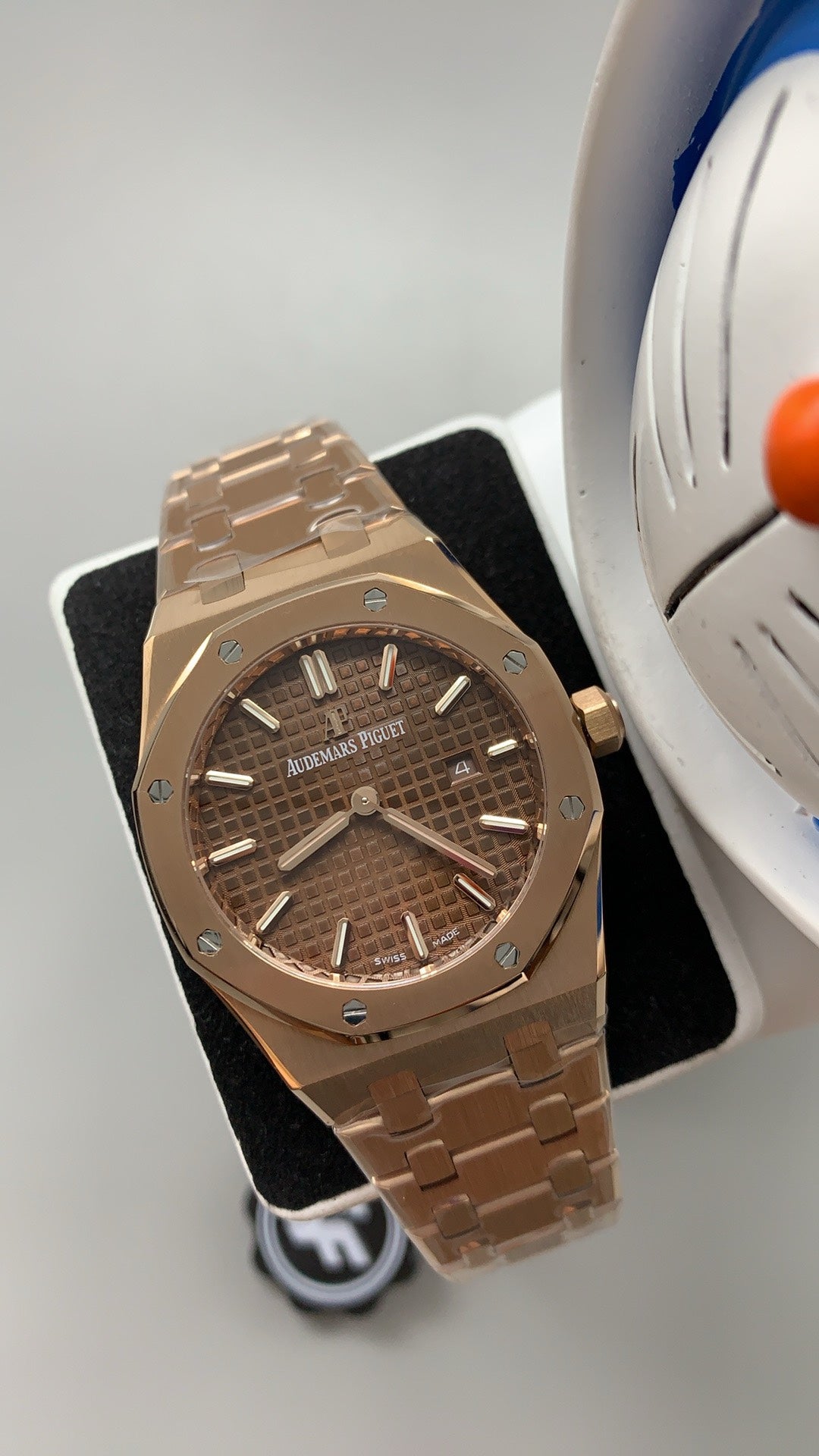 Audemars Piguet Royal Oak 33MM | ระบบควอทซ์ (Quartz) | ตัวเรือนสแตนเลสสตีลเคลือบสีโรสโกลด์แบบ PVD | หน้าปัดสีน้ำตาล (Coffee) | สไตล์หรูหราสำหรับสุภาพสตรี