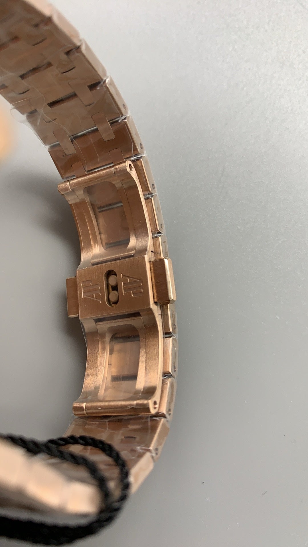 Audemars Piguet Royal Oak 33MM | ระบบควอทซ์ (Quartz) | ตัวเรือนสแตนเลสสตีลเคลือบสีโรสโกลด์แบบ PVD | หน้าปัดสีน้ำตาล (Coffee) | สไตล์หรูหราสำหรับสุภาพสตรี