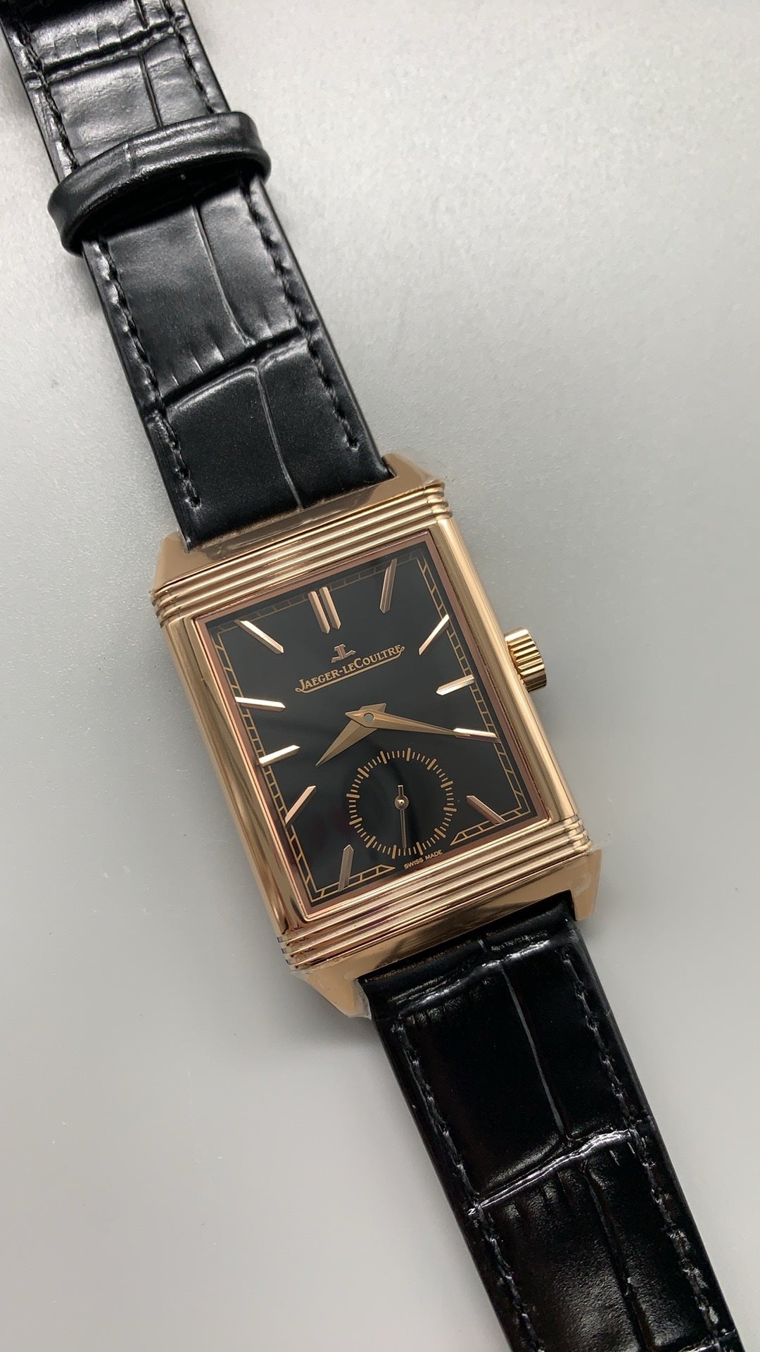 Jaeger-LeCoultre Reverso Tribute Small Seconds | 45.6×27.4MM | ตัวเรือนสแตนเลสสตีล | หน้าปัดสีเขียว | สายหนังจระเข้สีเขียว | กลไกไขลาน Cal.822/2