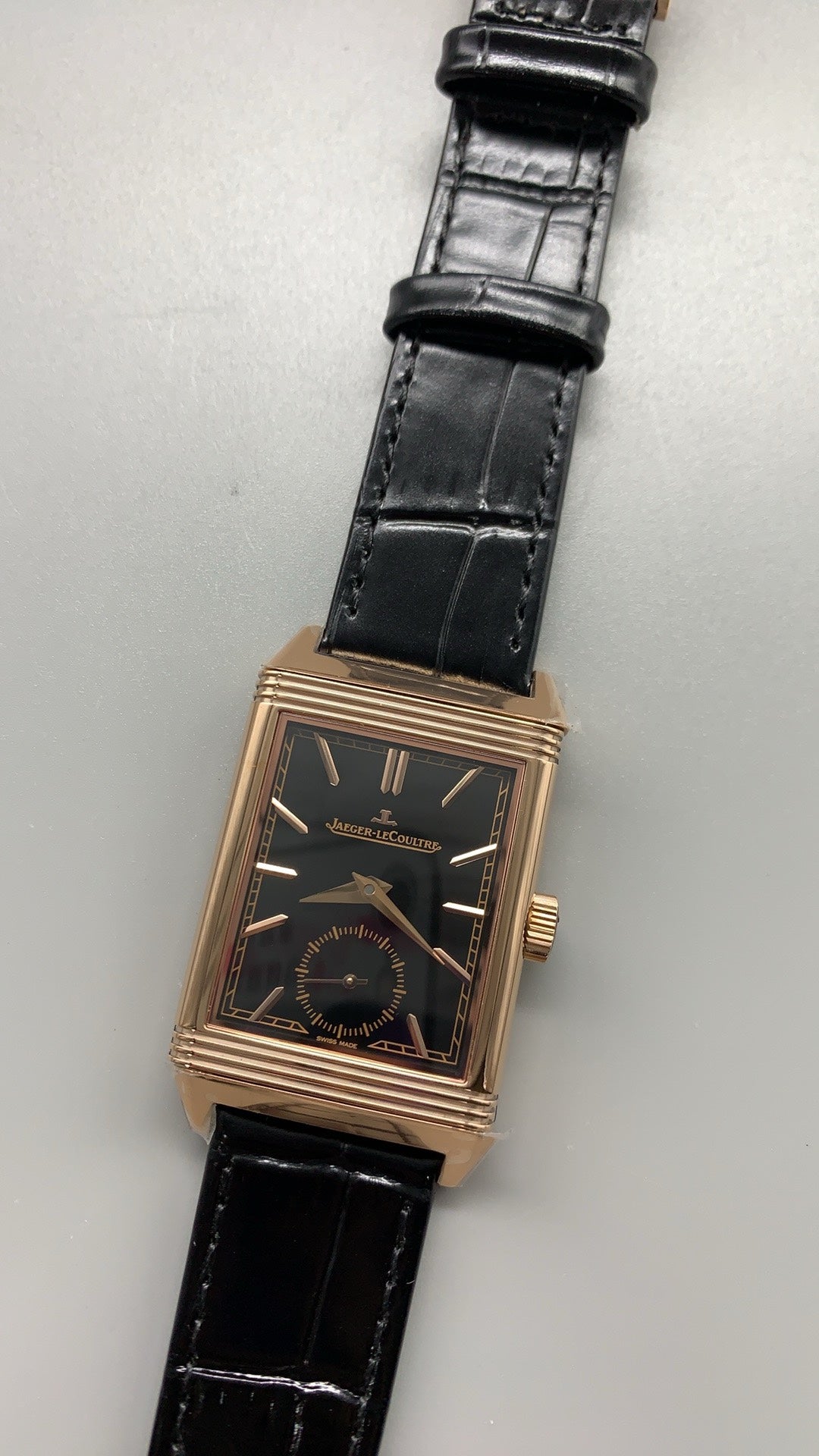 Jaeger-LeCoultre Reverso Tribute Small Seconds | 45.6×27.4MM | ตัวเรือนสแตนเลสสตีล | หน้าปัดสีเขียว | สายหนังจระเข้สีเขียว | กลไกไขลาน Cal.822/2