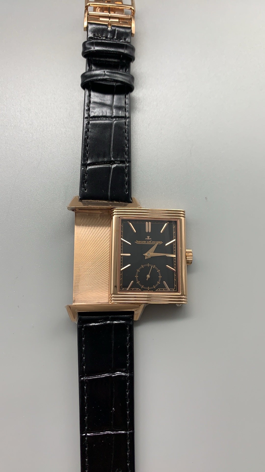 Jaeger-LeCoultre Reverso Tribute Small Seconds | 45.6×27.4MM | ตัวเรือนสแตนเลสสตีล | หน้าปัดสีเขียว | สายหนังจระเข้สีเขียว | กลไกไขลาน Cal.822/2