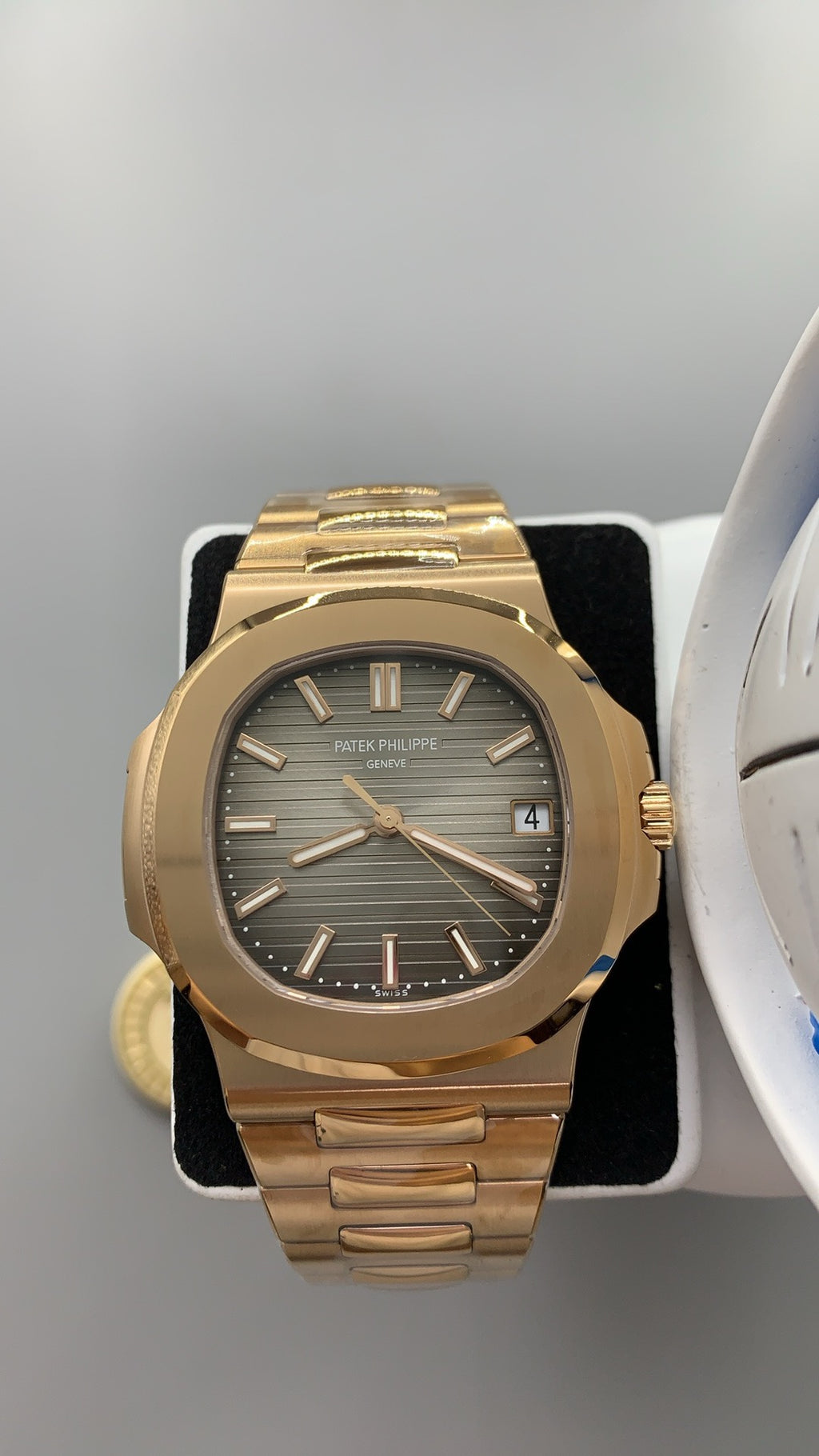 Patek Philippe Nautilus 5711 | 40MM | ตัวเรือนสีโรสโกลด์ 18K | หน้าปัดสีน้ำตาลซันเบิร์สต์ | กลไกอัตโนมัติ Cal.324 S C