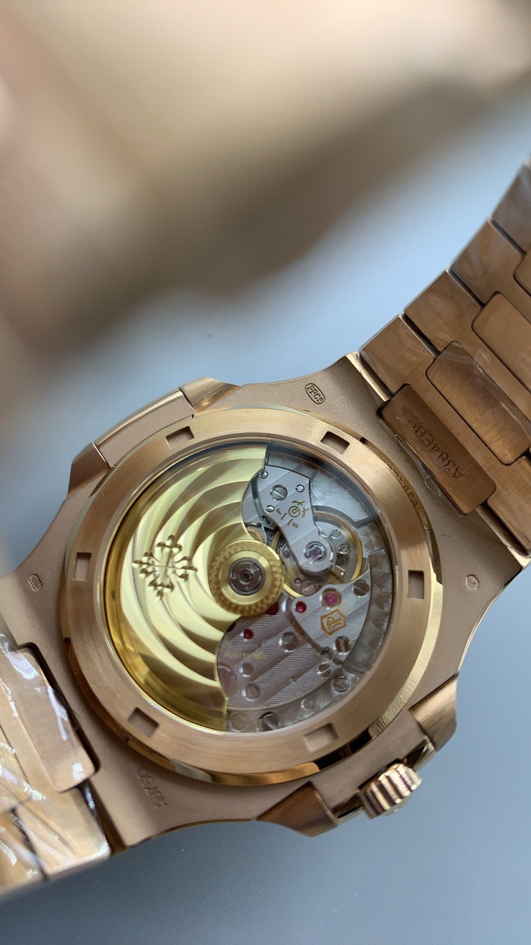 Patek Philippe Nautilus 5711 | 40MM | ตัวเรือนสีโรสโกลด์ 18K | หน้าปัดสีน้ำตาลซันเบิร์สต์ | กลไกอัตโนมัติ Cal.324 S C