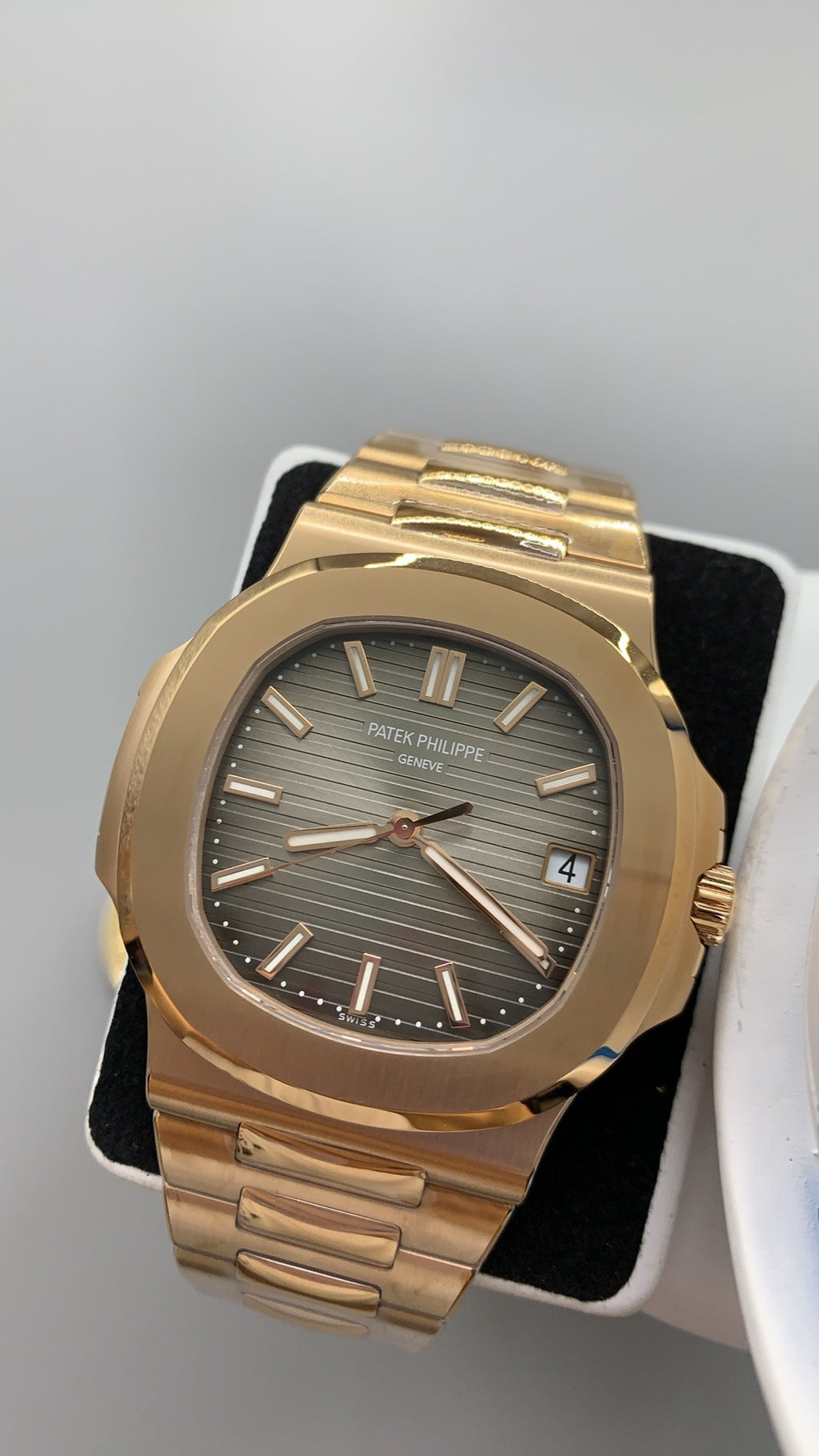 Patek Philippe Nautilus 5711 | 40MM | ตัวเรือนสีโรสโกลด์ 18K | หน้าปัดสีน้ำตาลซันเบิร์สต์ | กลไกอัตโนมัติ Cal.324 S C