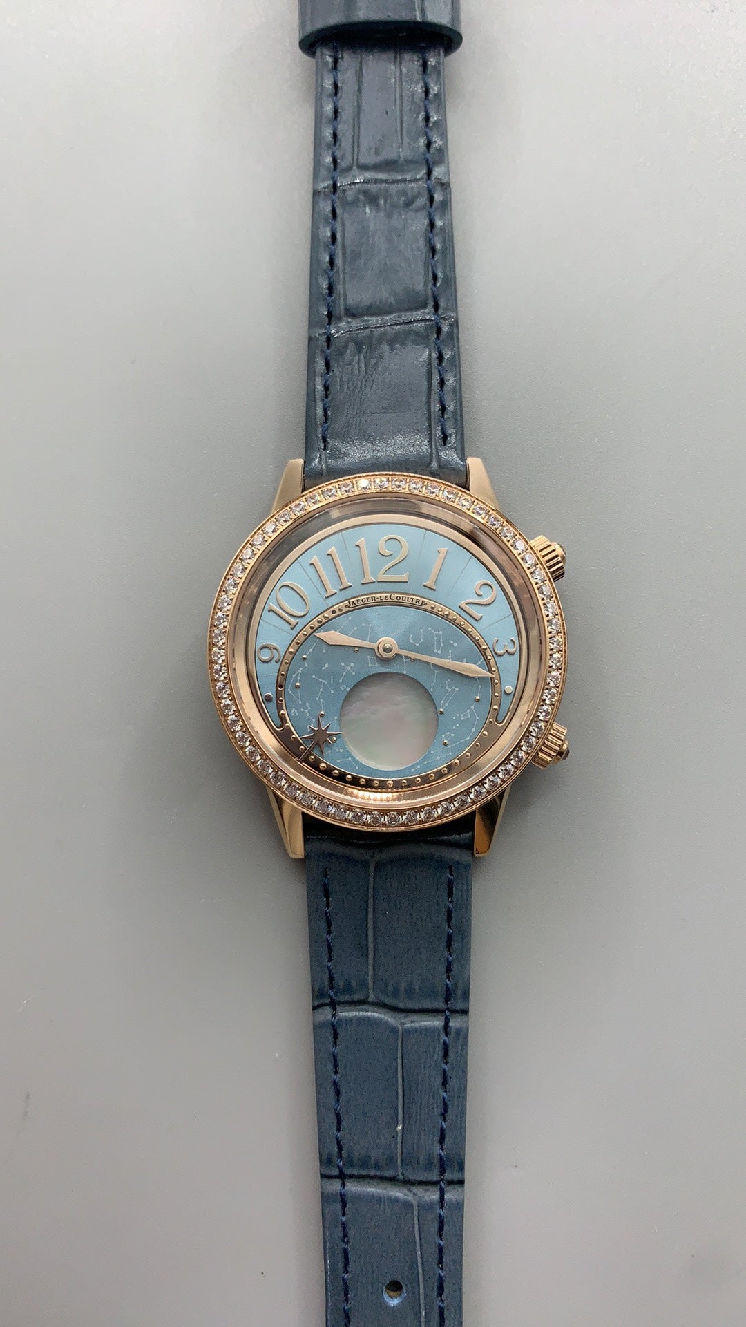 Jaeger-LeCoultre Rendez-Vous Star | 36MM | ตัวเรือนสแตนเลสสตีลเคลือบสีโรสโกลด์ | ขอบประดับเพชร | ฟังก์ชันดวงดาวตก | หน้าปัดสีฟ้า | สายหนังจระเข้สีน้ำเงิน | กลไกอัตโนมัติ Cal.734