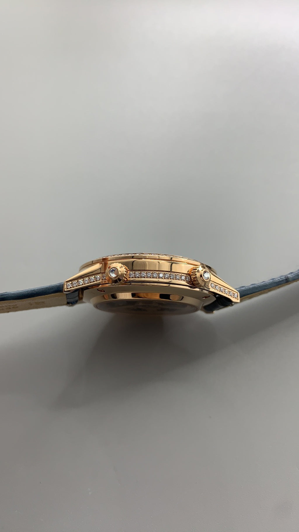 Jaeger-LeCoultre Rendez-Vous Star | 36MM | ตัวเรือนสแตนเลสสตีลเคลือบสีโรสโกลด์ | ขอบประดับเพชร | ฟังก์ชันดวงดาวตก | หน้าปัดสีฟ้า | สายหนังจระเข้สีน้ำเงิน | กลไกอัตโนมัติ Cal.734