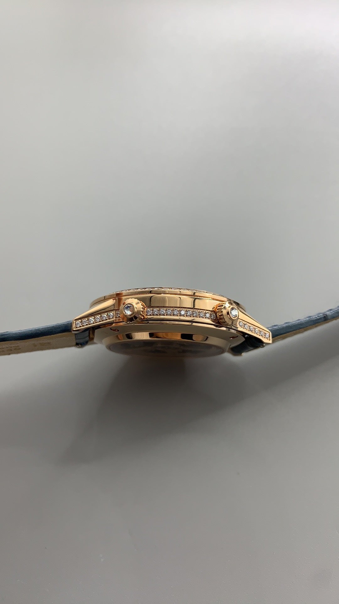 Jaeger-LeCoultre Rendez-Vous Star | 36MM | ตัวเรือนสแตนเลสสตีลเคลือบสีโรสโกลด์ | ขอบประดับเพชร | ฟังก์ชันดวงดาวตก | หน้าปัดสีฟ้า | สายหนังจระเข้สีน้ำเงิน | กลไกอัตโนมัติ Cal.734