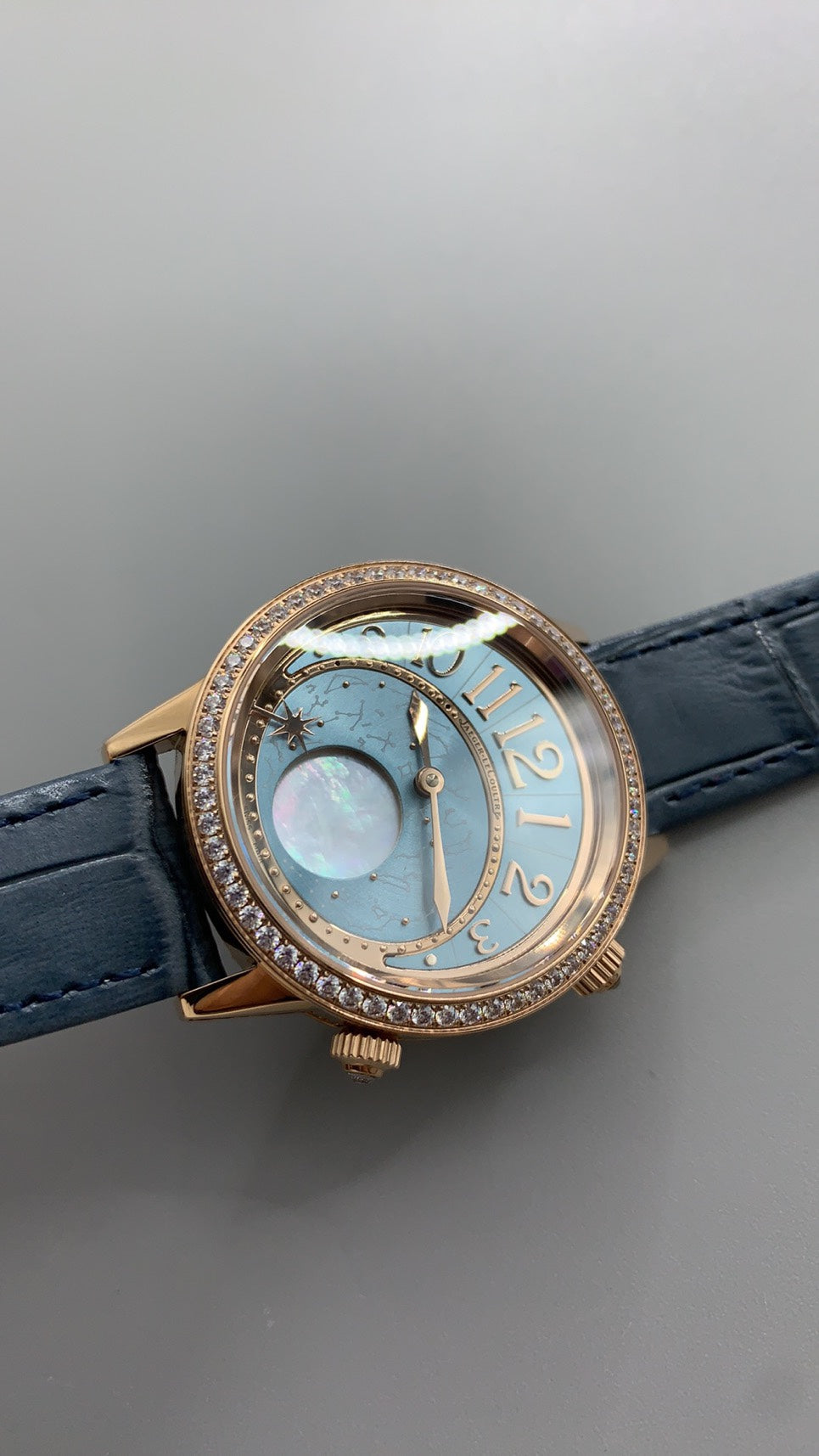 Jaeger-LeCoultre Rendez-Vous Star | 36MM | ตัวเรือนสแตนเลสสตีลเคลือบสีโรสโกลด์ | ขอบประดับเพชร | ฟังก์ชันดวงดาวตก | หน้าปัดสีฟ้า | สายหนังจระเข้สีน้ำเงิน | กลไกอัตโนมัติ Cal.734