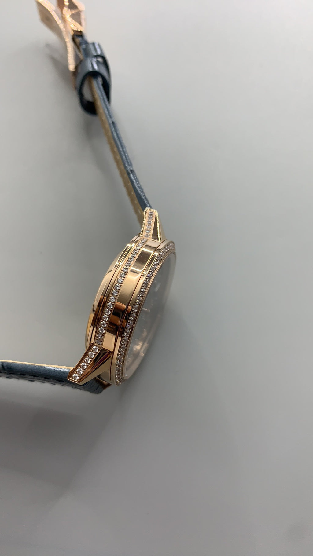 Jaeger-LeCoultre Rendez-Vous Star | 36MM | ตัวเรือนสแตนเลสสตีลเคลือบสีโรสโกลด์ | ขอบประดับเพชร | ฟังก์ชันดวงดาวตก | หน้าปัดสีฟ้า | สายหนังจระเข้สีน้ำเงิน | กลไกอัตโนมัติ Cal.734