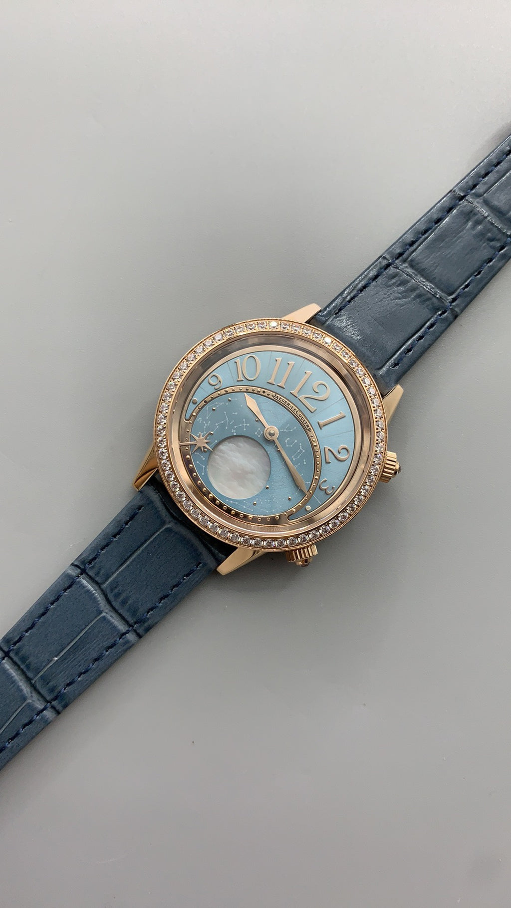 Jaeger-LeCoultre Rendez-Vous Star | 36MM | ตัวเรือนสแตนเลสสตีลเคลือบสีโรสโกลด์ | ขอบประดับเพชร | ฟังก์ชันดวงดาวตก | หน้าปัดสีฟ้า | สายหนังจระเข้สีน้ำเงิน | กลไกอัตโนมัติ Cal.734