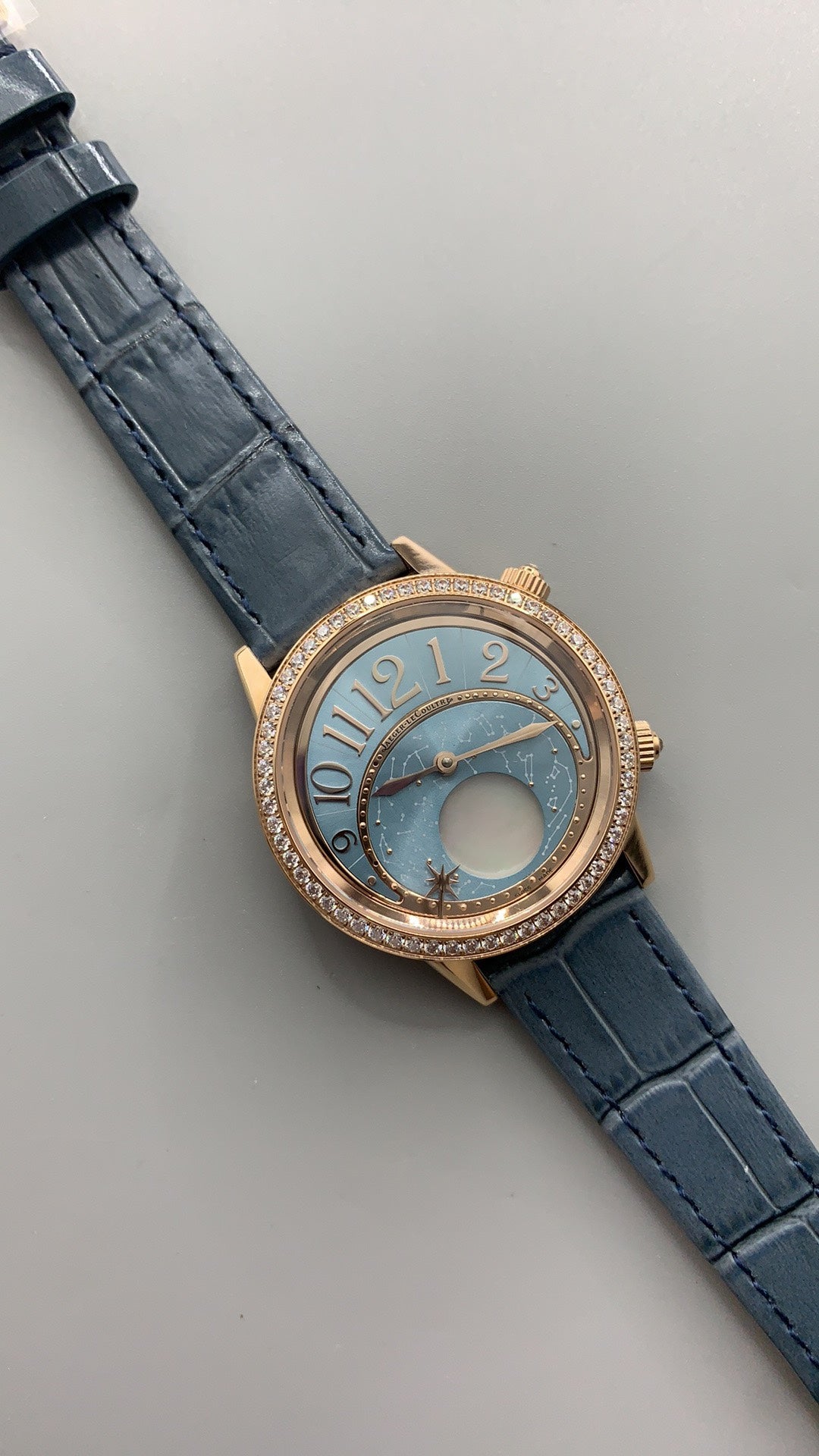 Jaeger-LeCoultre Rendez-Vous Star | 36MM | ตัวเรือนสแตนเลสสตีลเคลือบสีโรสโกลด์ | ขอบประดับเพชร | ฟังก์ชันดวงดาวตก | หน้าปัดสีฟ้า | สายหนังจระเข้สีน้ำเงิน | กลไกอัตโนมัติ Cal.734
