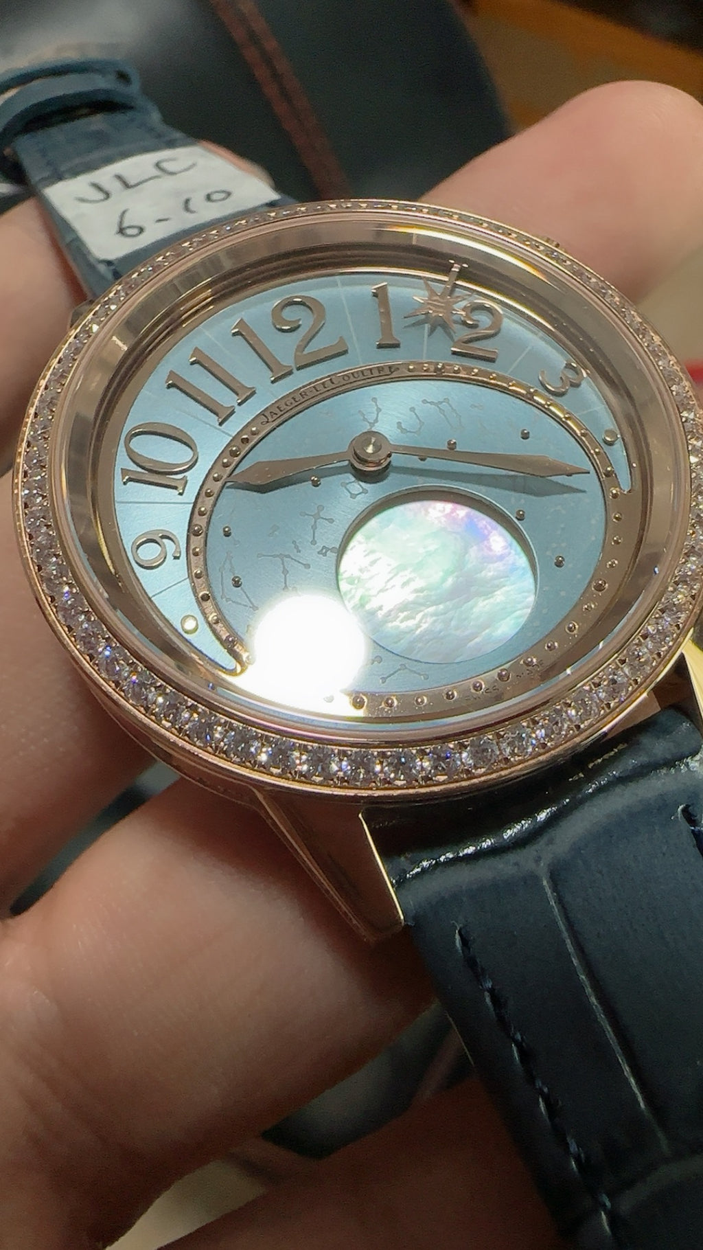 Jaeger-LeCoultre Rendez-Vous Star | 36MM | ตัวเรือนสแตนเลสสตีลเคลือบสีโรสโกลด์ | ขอบประดับเพชร | ฟังก์ชันดวงดาวตก | หน้าปัดสีฟ้า | สายหนังจระเข้สีน้ำเงิน | กลไกอัตโนมัติ Cal.734