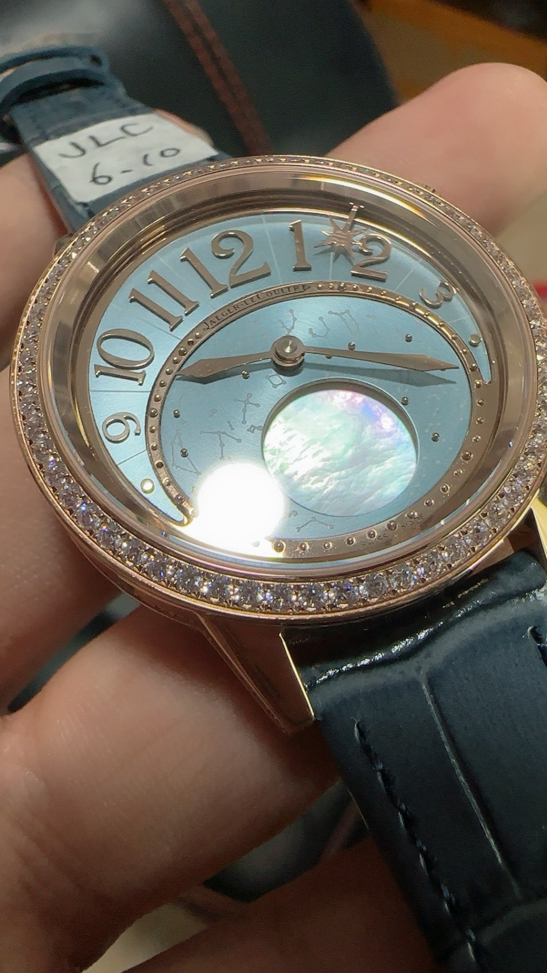 Jaeger-LeCoultre Rendez-Vous Star | 36MM | ตัวเรือนสแตนเลสสตีลเคลือบสีโรสโกลด์ | ขอบประดับเพชร | ฟังก์ชันดวงดาวตก | หน้าปัดสีฟ้า | สายหนังจระเข้สีน้ำเงิน | กลไกอัตโนมัติ Cal.734