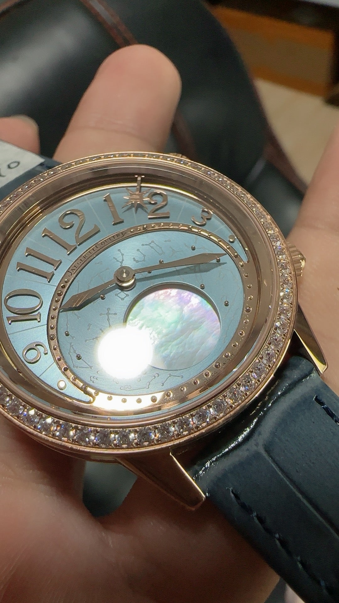 Jaeger-LeCoultre Rendez-Vous Star | 36MM | ตัวเรือนสแตนเลสสตีลเคลือบสีโรสโกลด์ | ขอบประดับเพชร | ฟังก์ชันดวงดาวตก | หน้าปัดสีฟ้า | สายหนังจระเข้สีน้ำเงิน | กลไกอัตโนมัติ Cal.734