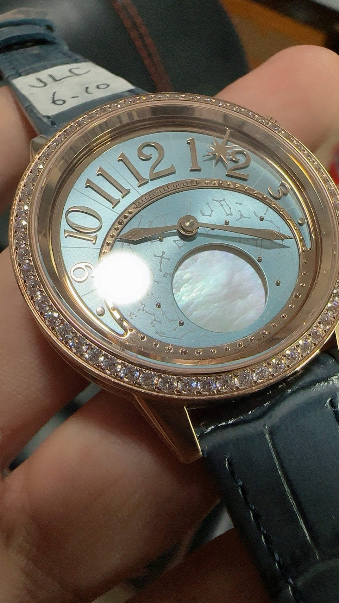 Jaeger-LeCoultre Rendez-Vous Star | 36MM | ตัวเรือนสแตนเลสสตีลเคลือบสีโรสโกลด์ | ขอบประดับเพชร | ฟังก์ชันดวงดาวตก | หน้าปัดสีฟ้า | สายหนังจระเข้สีน้ำเงิน | กลไกอัตโนมัติ Cal.734